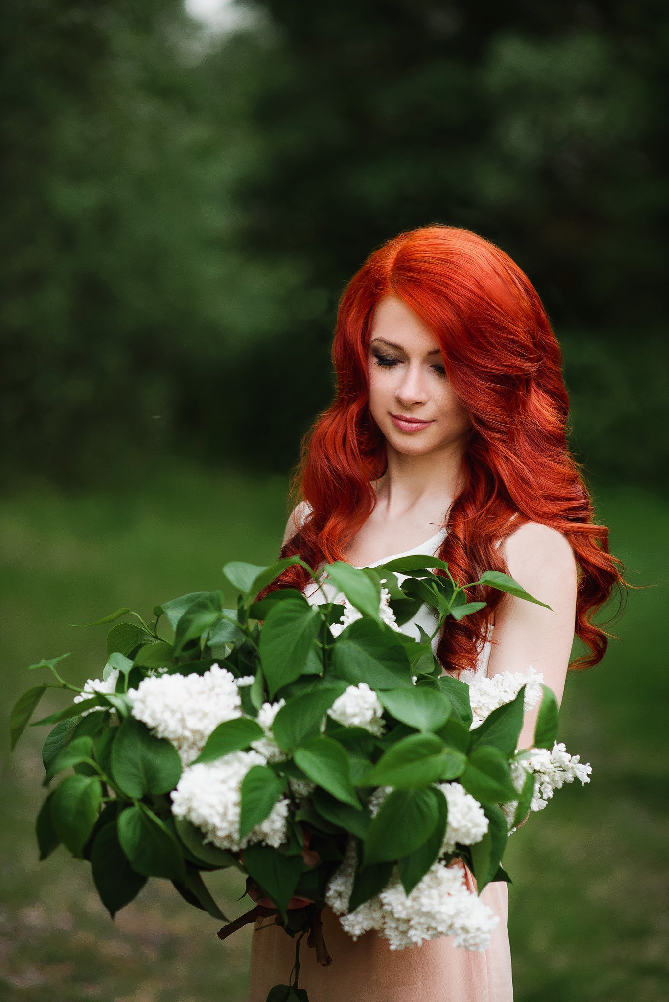 Рыжая светка. Рыжие девушки. Девушка с рыжими волосами. Рыжая девушка с цветами. Фотосессия с рыжими волосами.