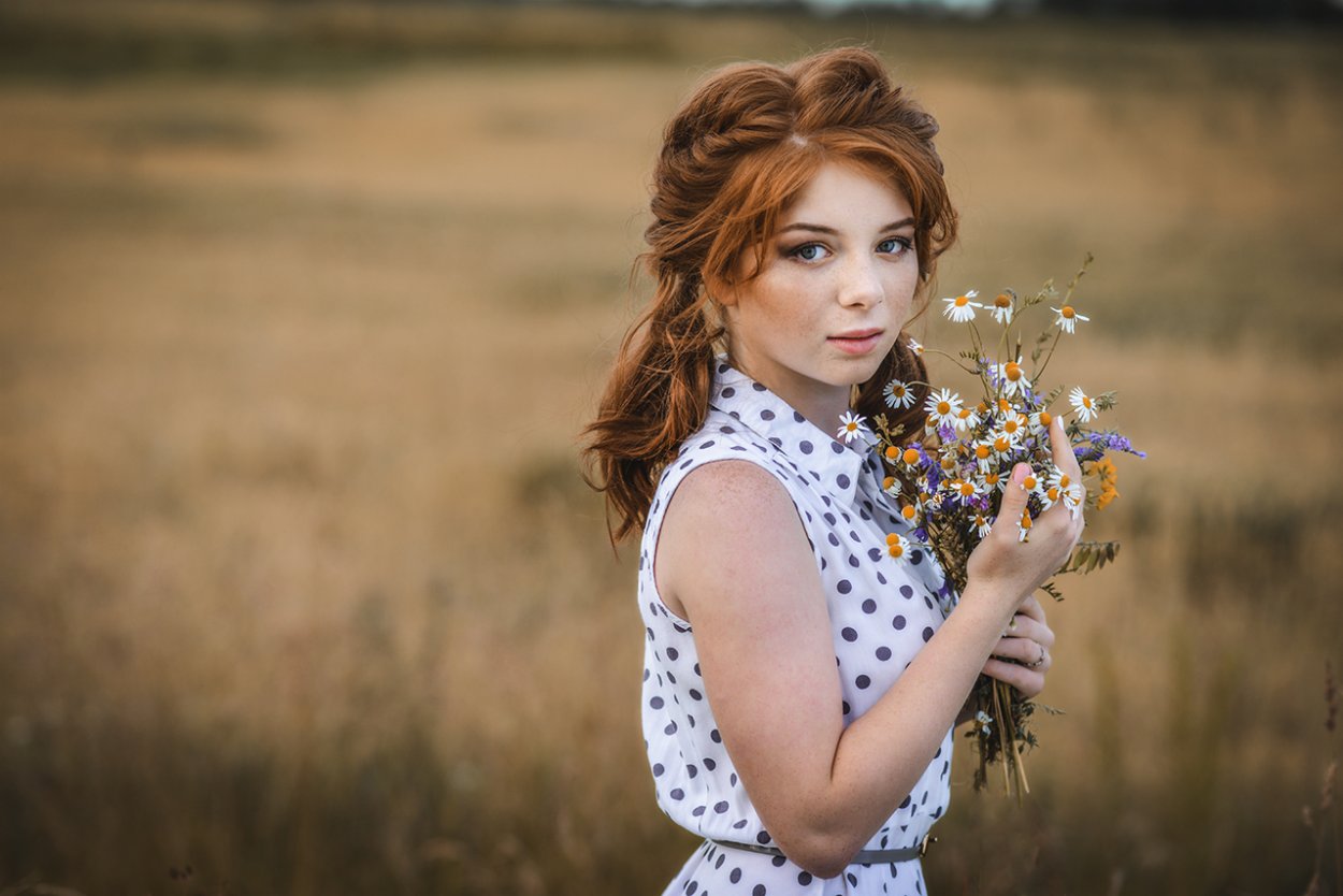 Женщина лицом в букет