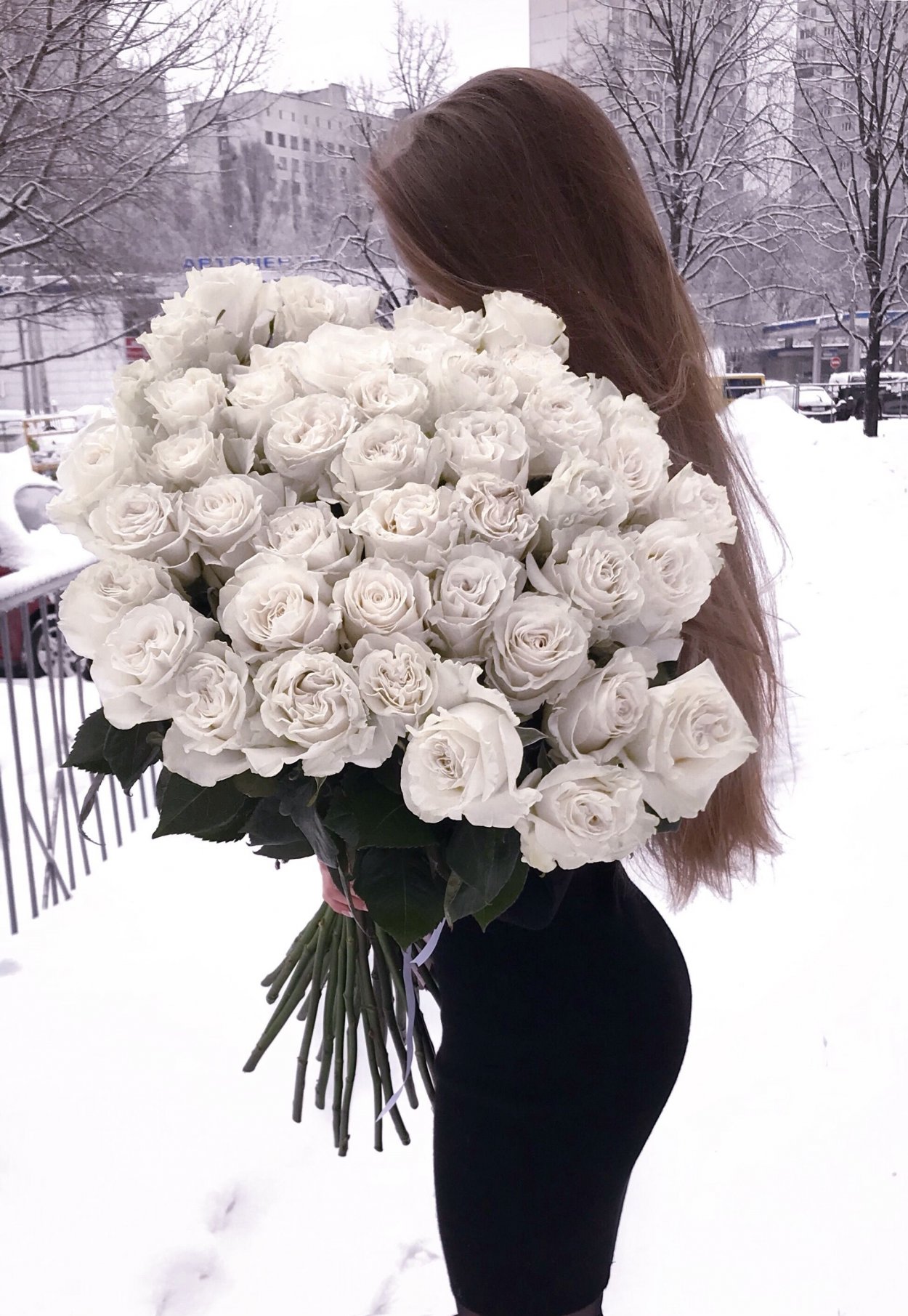 Девушка с букетом белых роз
