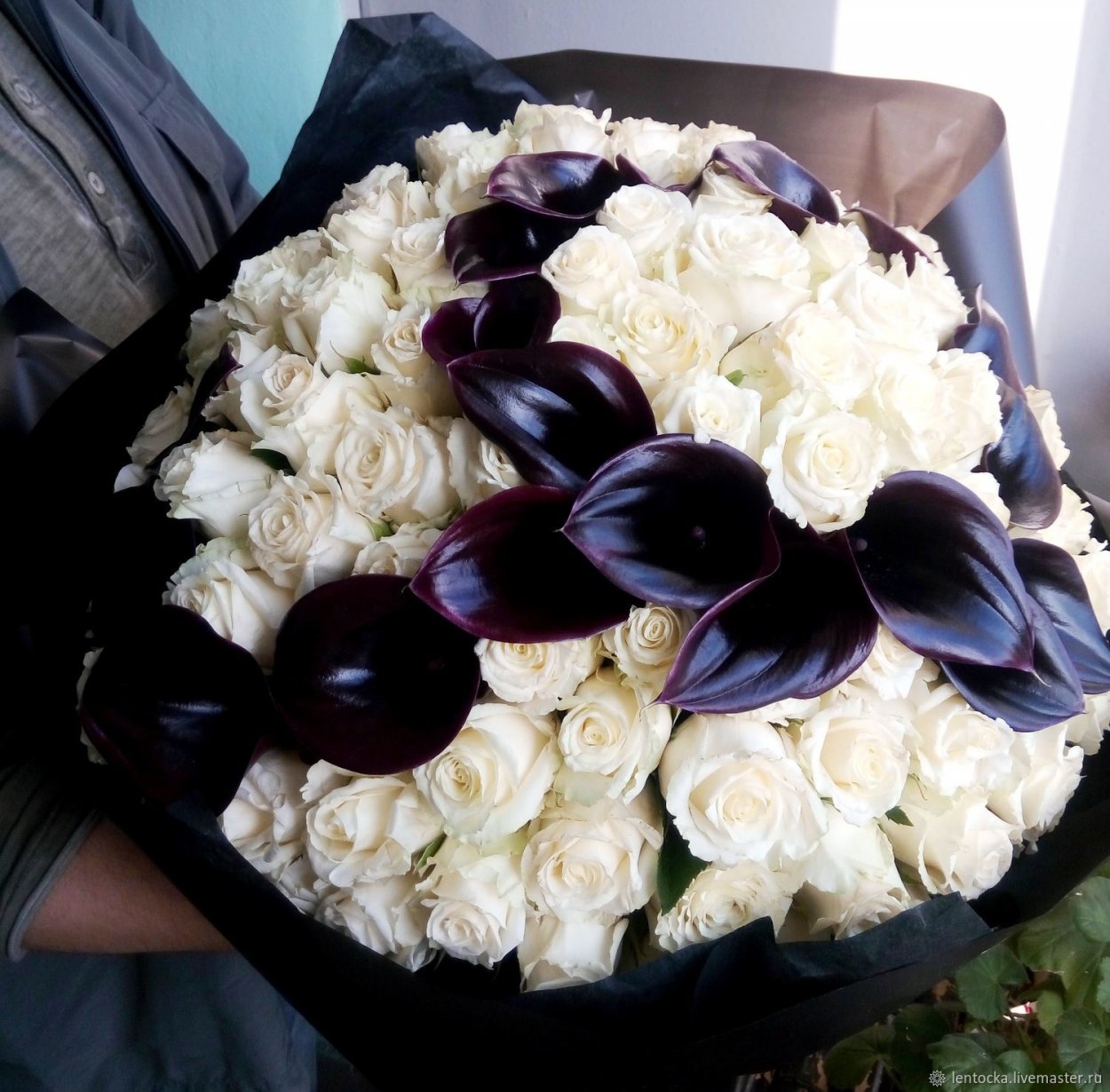 Букет из черных и белых роз