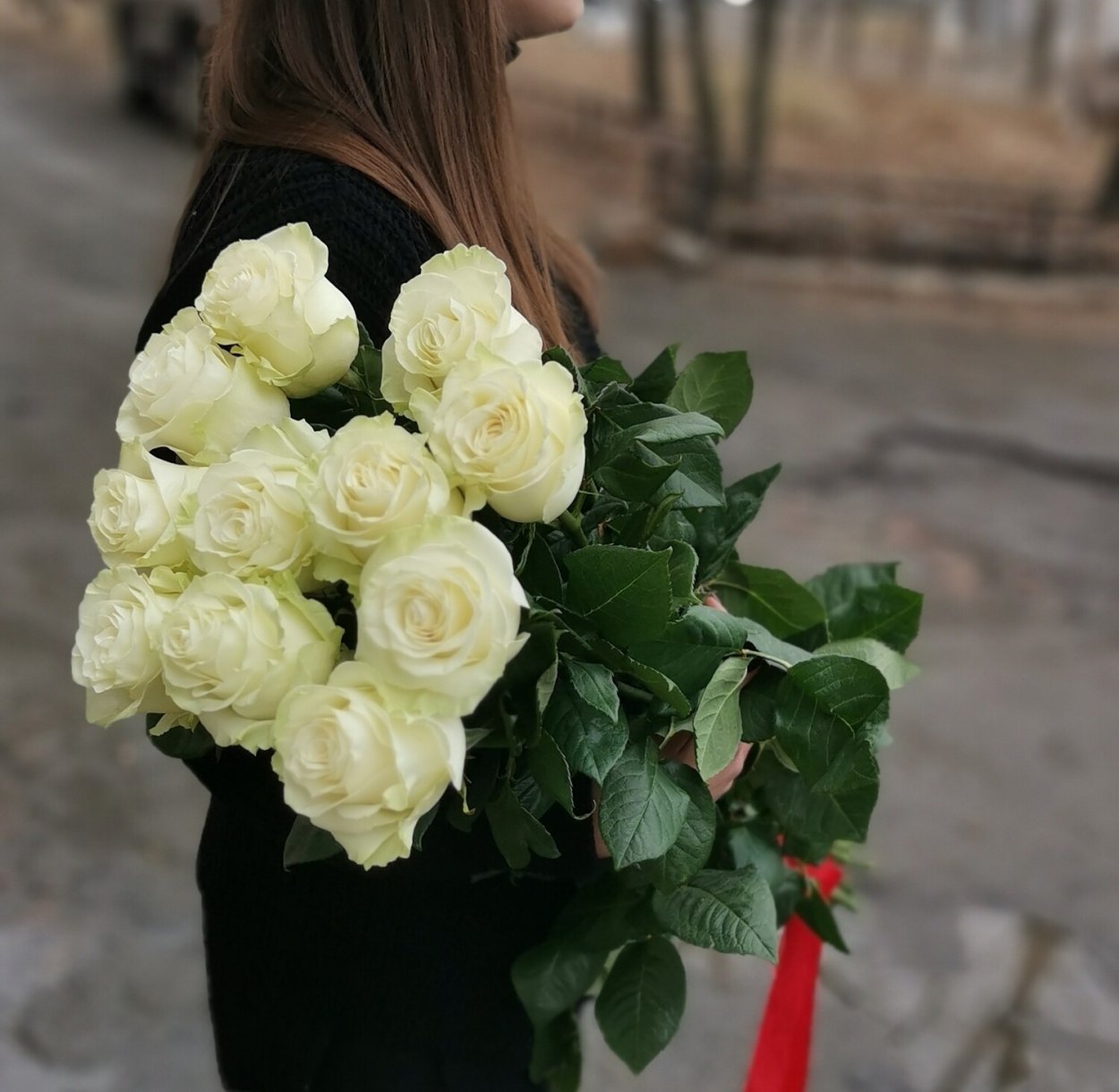 Букет из черно белых роз