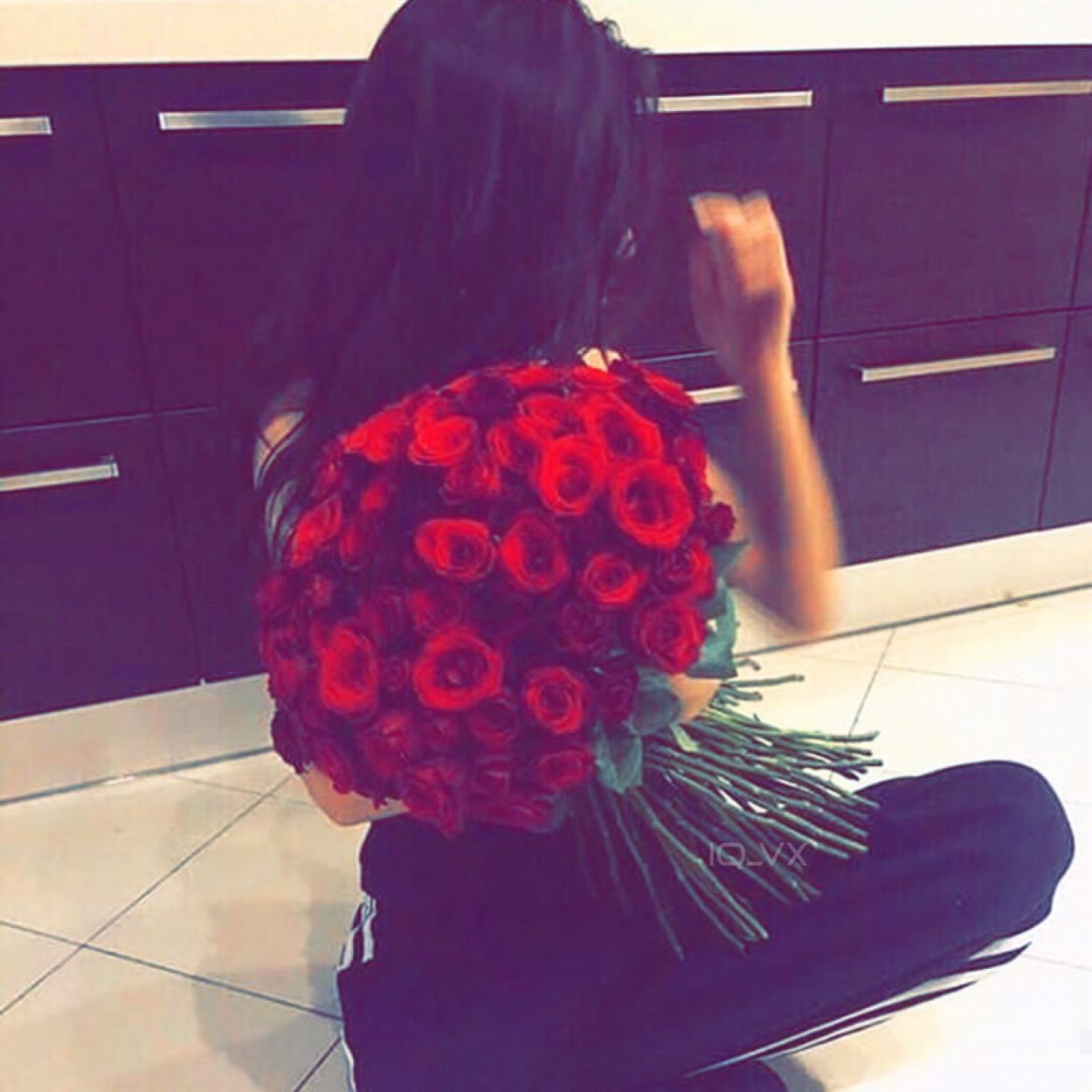 Девушка с маленькими красными розами фото без лица