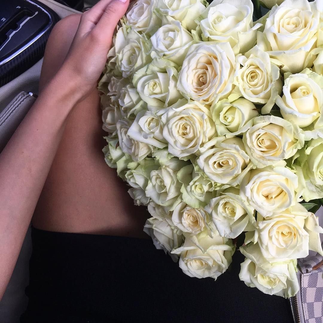 Букет белых роз в руках девушки - 66 фото
