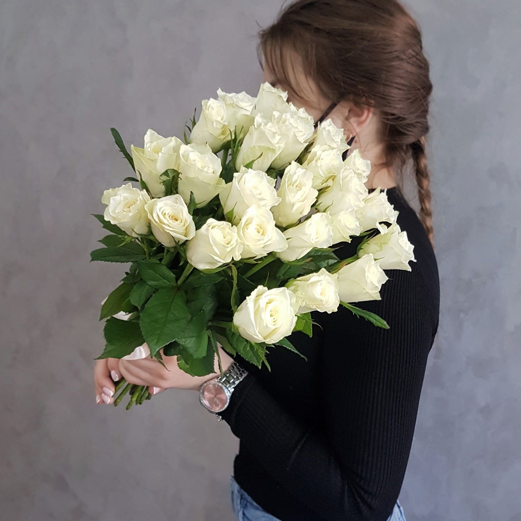 Белые розы в руках. Девушка с белыми розами. Девушка с букетом белых роз. Девушка с розой. Букет белых роз.