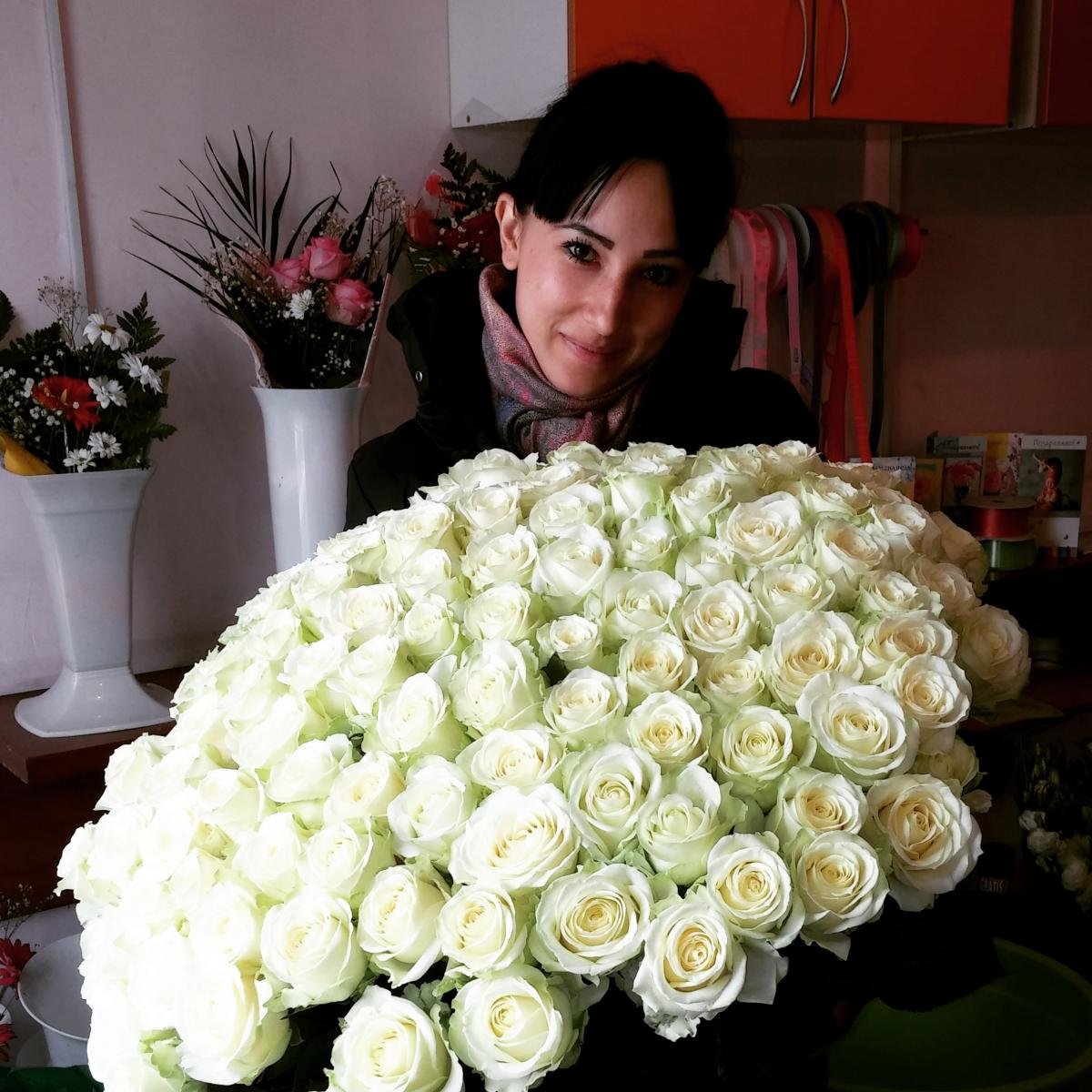Белые розы в руках. Огромный букет цветов. Букет роз огромный. Букет "девушке". Огромный букет белых роз.