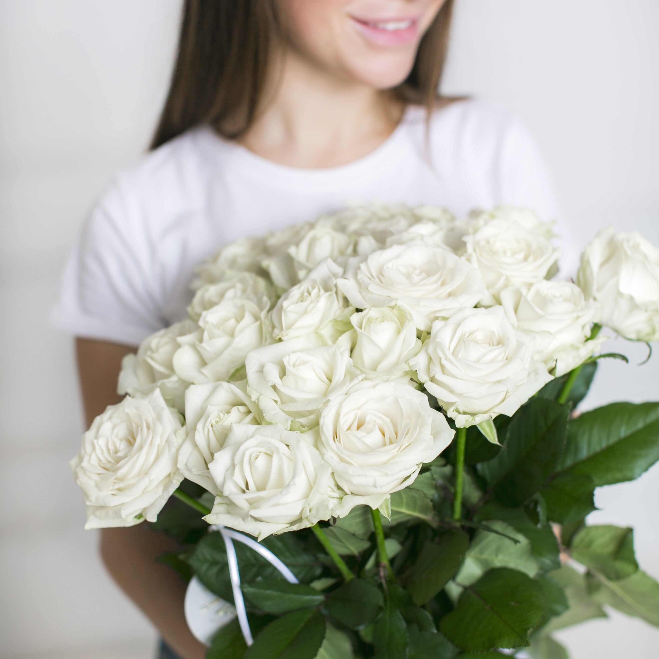 Белые розы в руках. Девушка с белыми розами. Женщина с букетом белых роз. Букет белых роз.