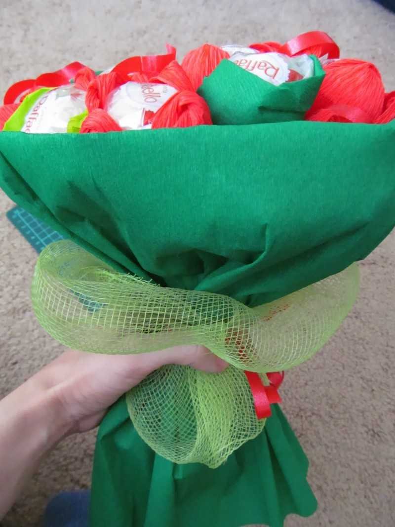 Упаковка букета из конфет в бумагу