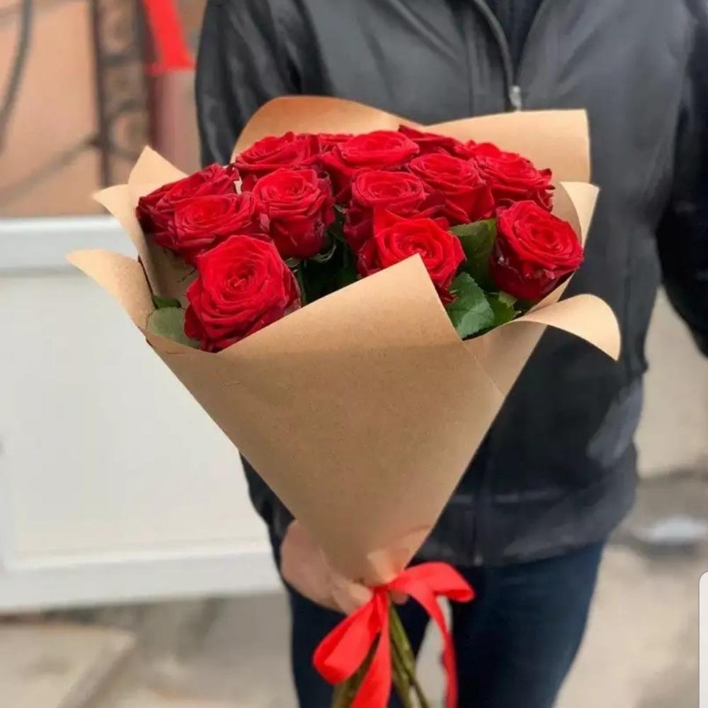 Букет из роз в руках