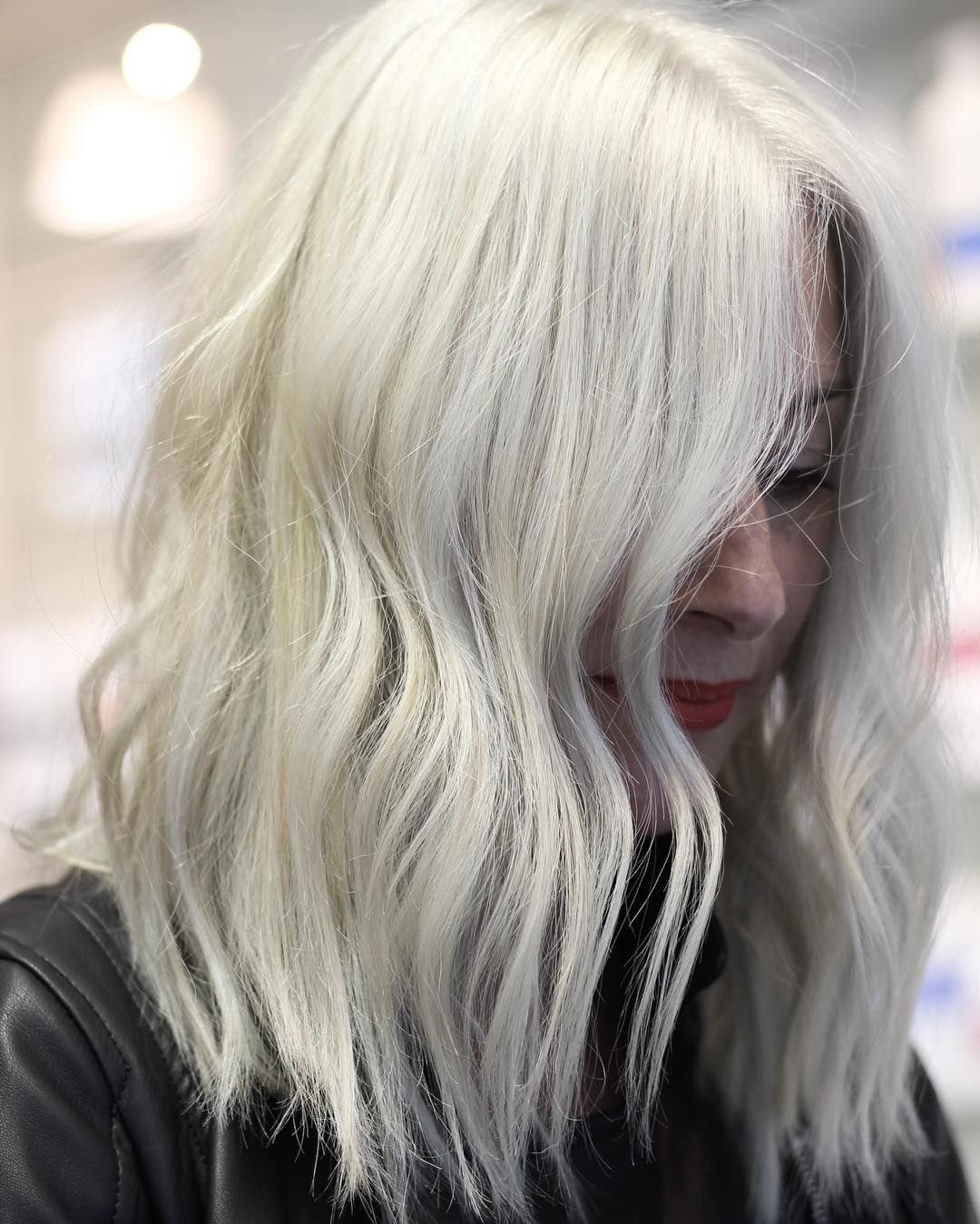 White blonde. Блонд белый цвет волос. Платиновый цвет. Белый платиновый блонд. Белый блонд цвет.