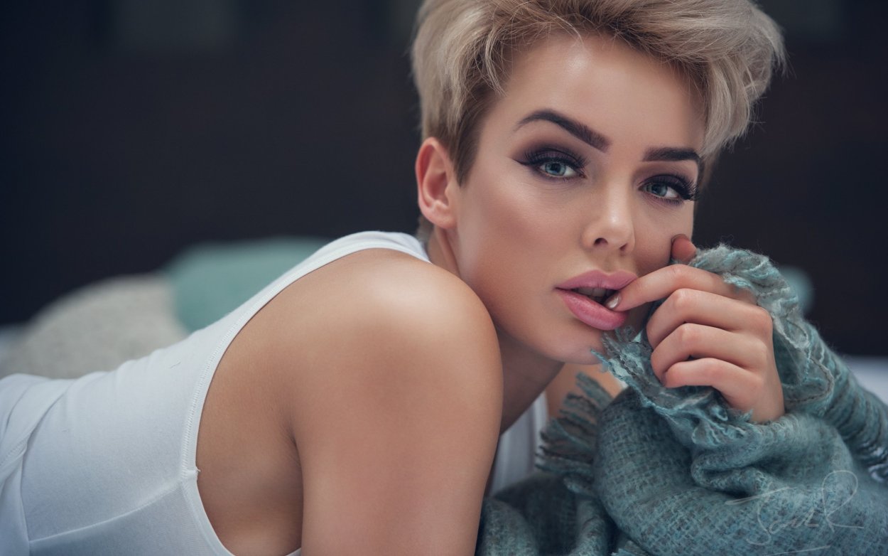 Rosie Robinson блондинка