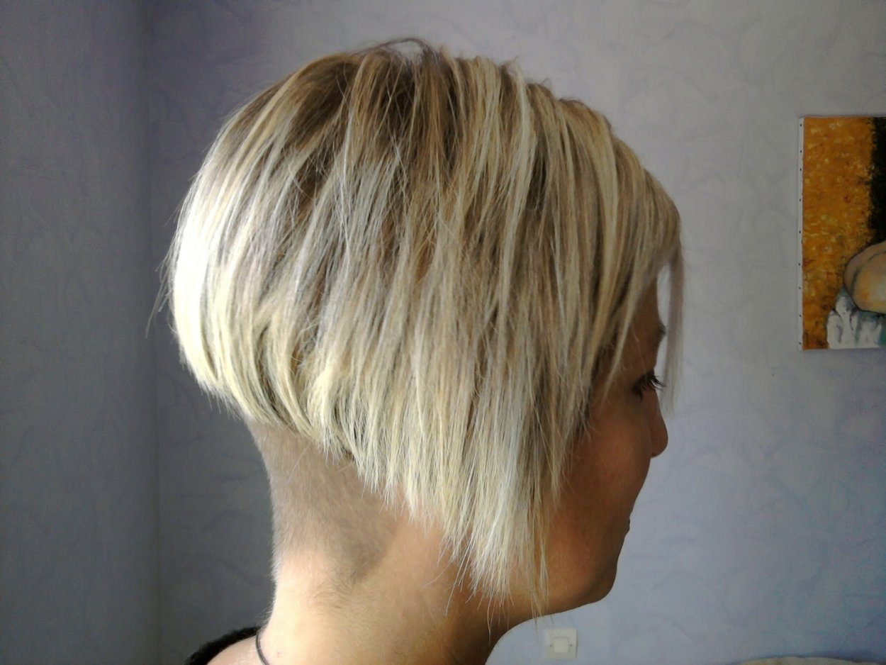 Стрижка layered short Bob