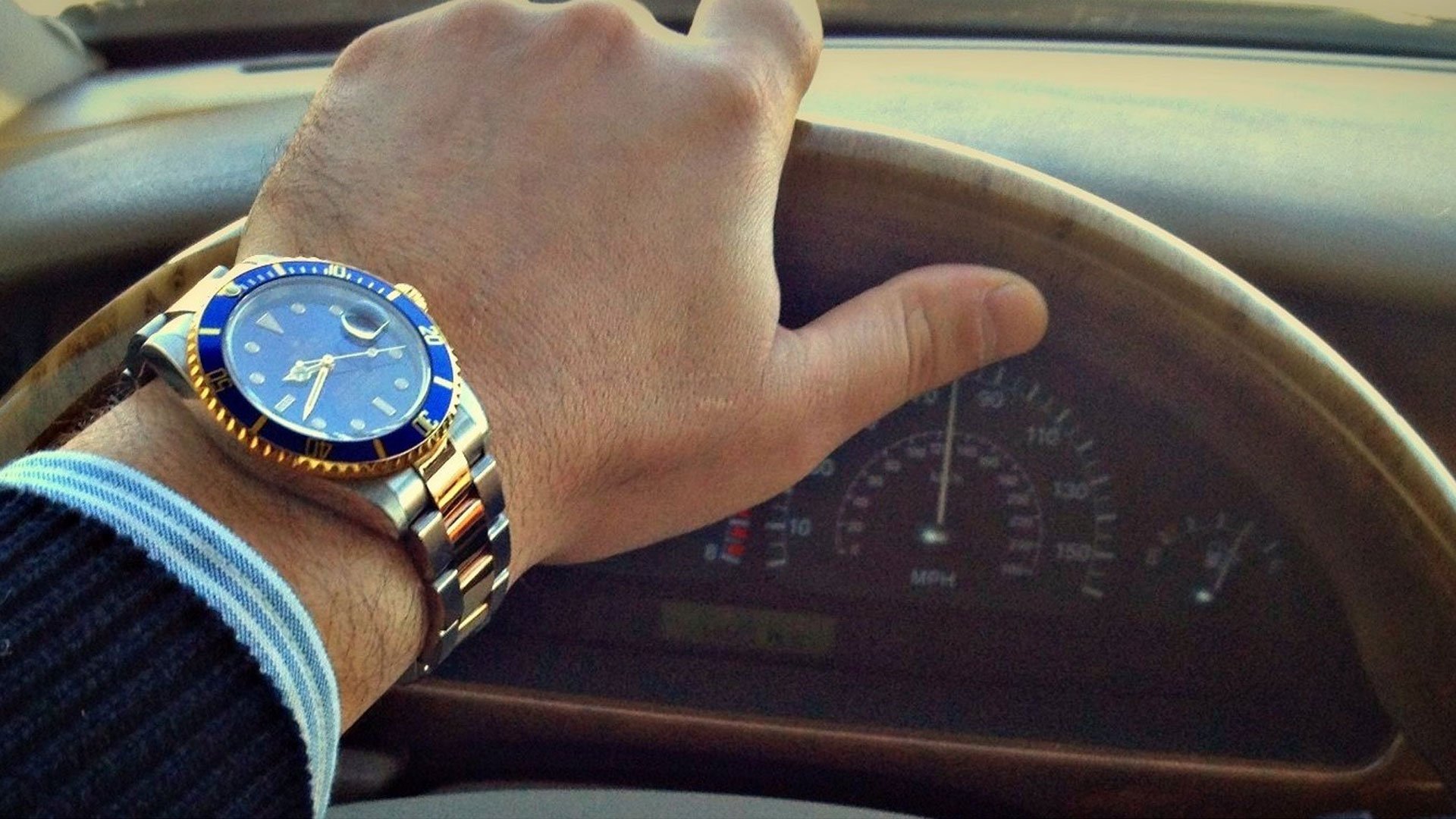 Часы Rolex в Mercedes 221