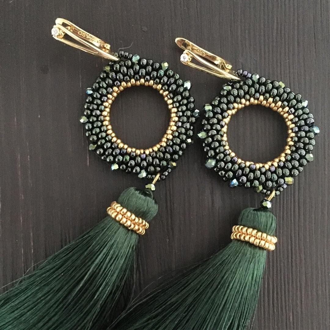 Серьги из бисера черно белые