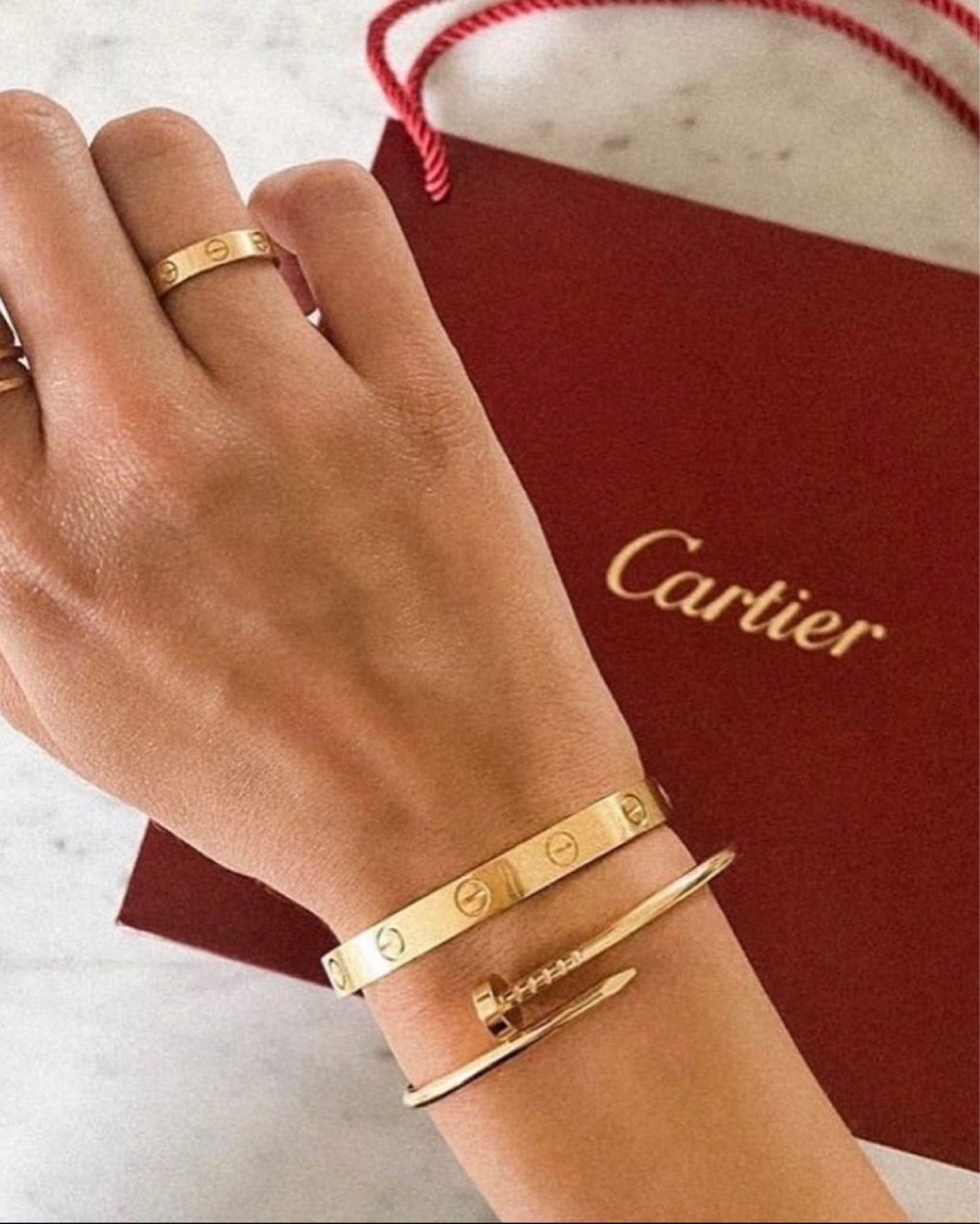 Cartier Love браслет на руке