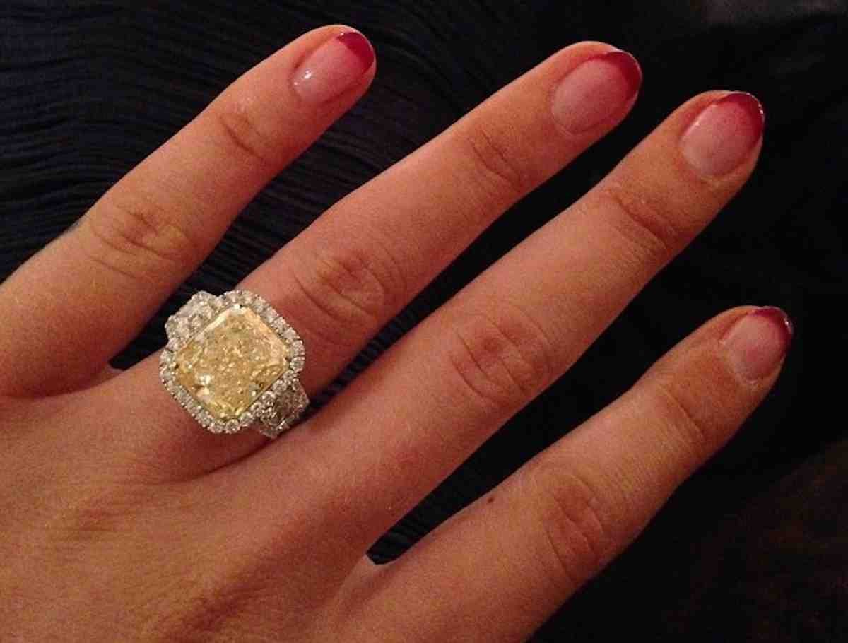 Обручальное кольцо с желтым бриллиантом