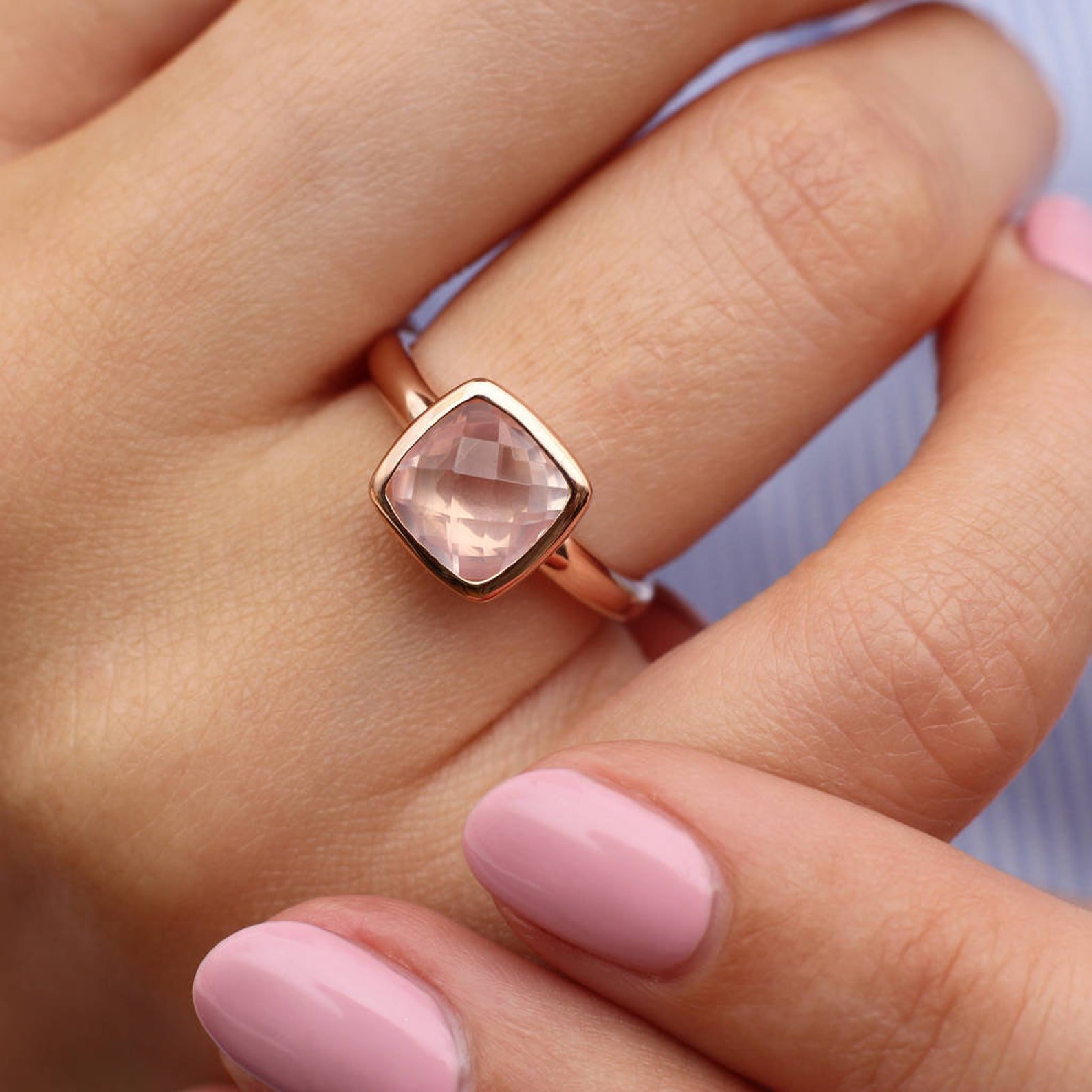Розовый кварц с золотом. Вега кольцо розовый кварц арт.388. Розовый кварц мадагаскарский кольцо. Кольцо с розовым кварцем. Кольцо золотое с розовым кварцем 585.