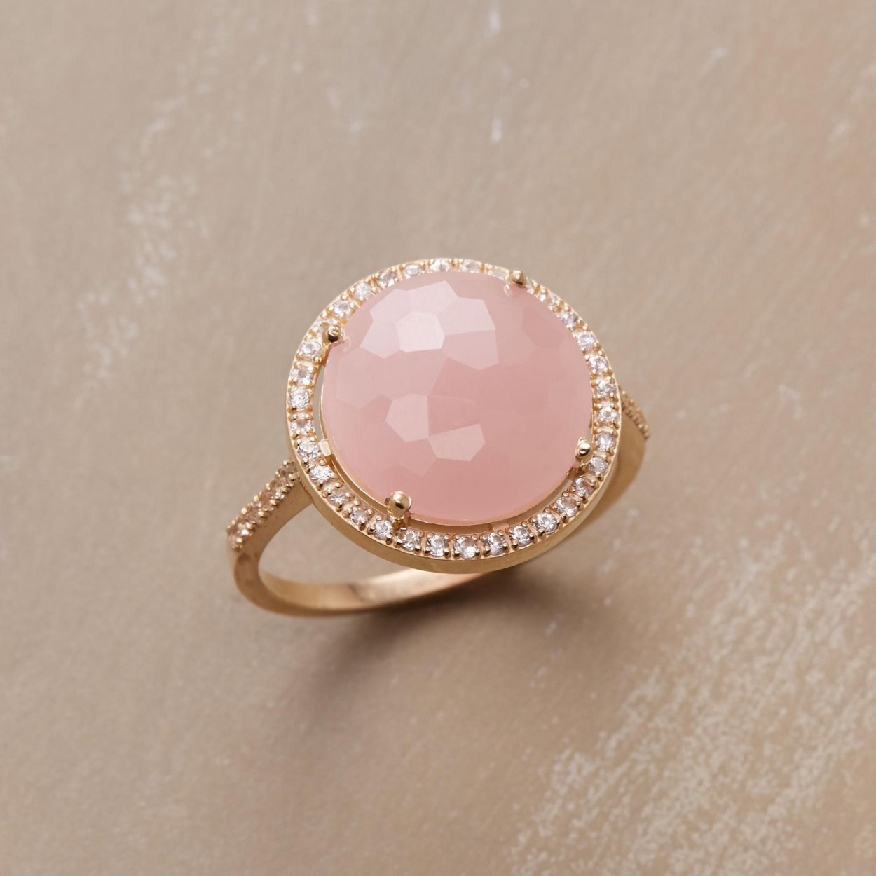 Розовый кварц с золотом. Кольцо с розовым кварцем silap 001. Кольцо 1972 серебряное с розовым кварцем. Кольцо золотое с розовым кварцем 585.