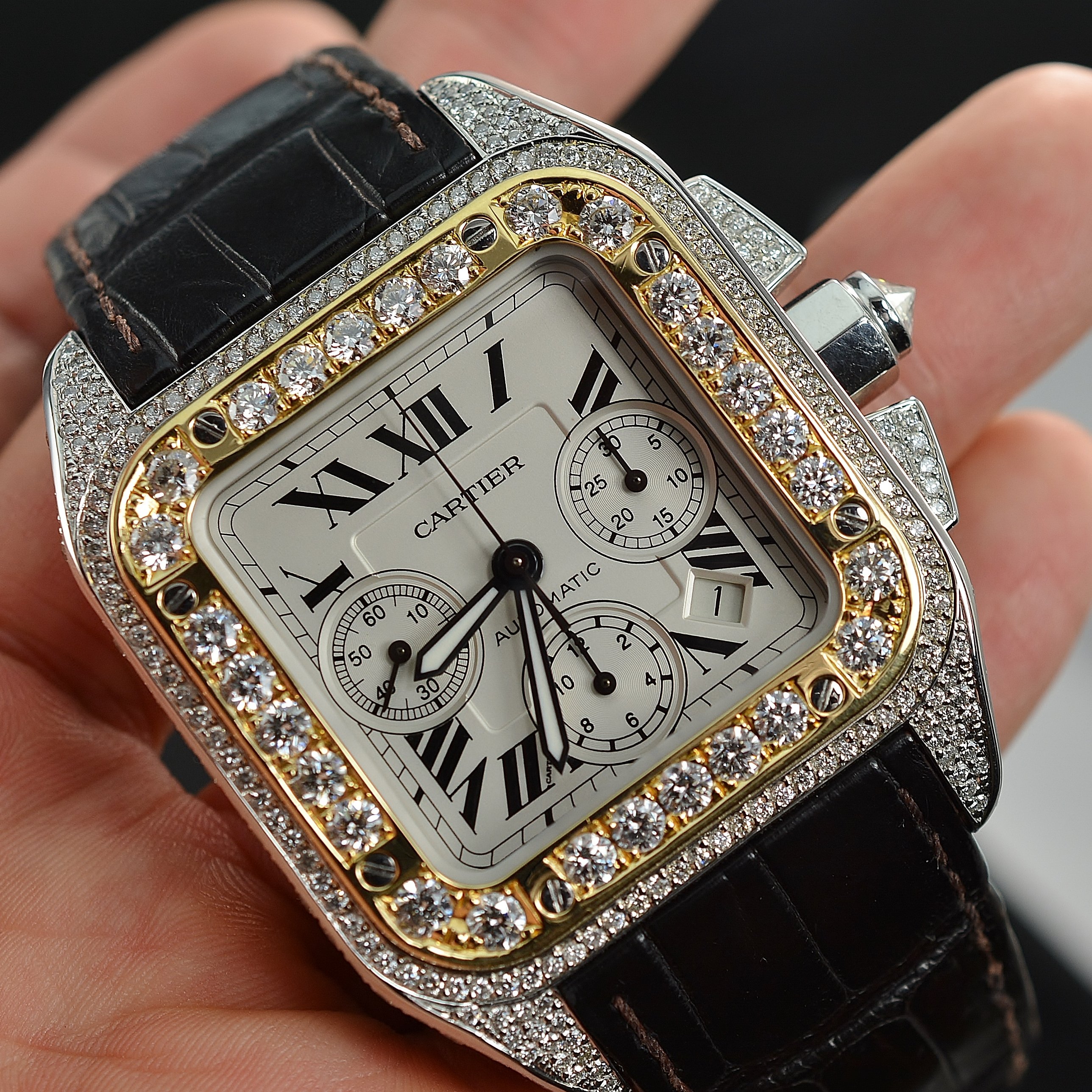 Часы картье мужские оригинал. Часы Cartier Santos 100 с бриллиантами. Cartier g1155. Santos Cartier Diamond XL. Cartier 17050343.