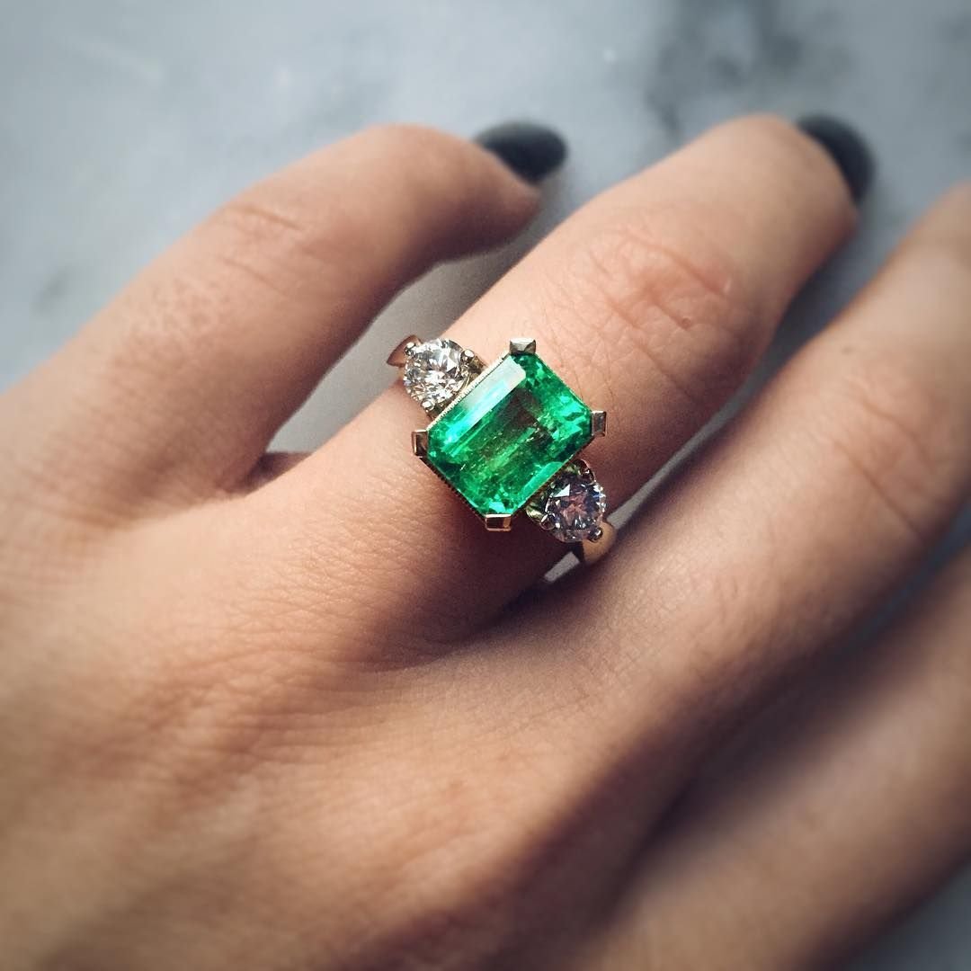 Серебряное кольцо с натуральным изумрудом