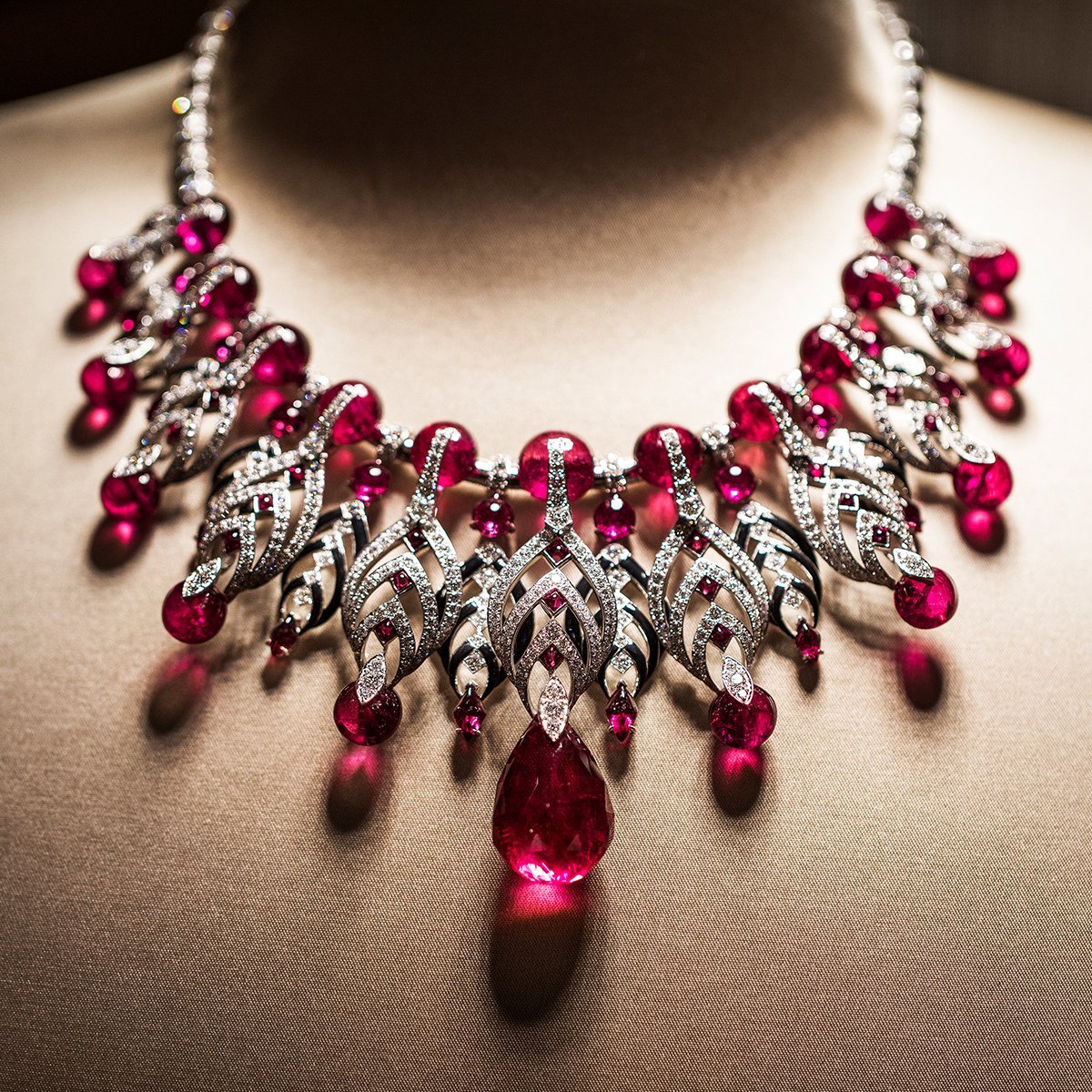 Гранатовое колье Cartier