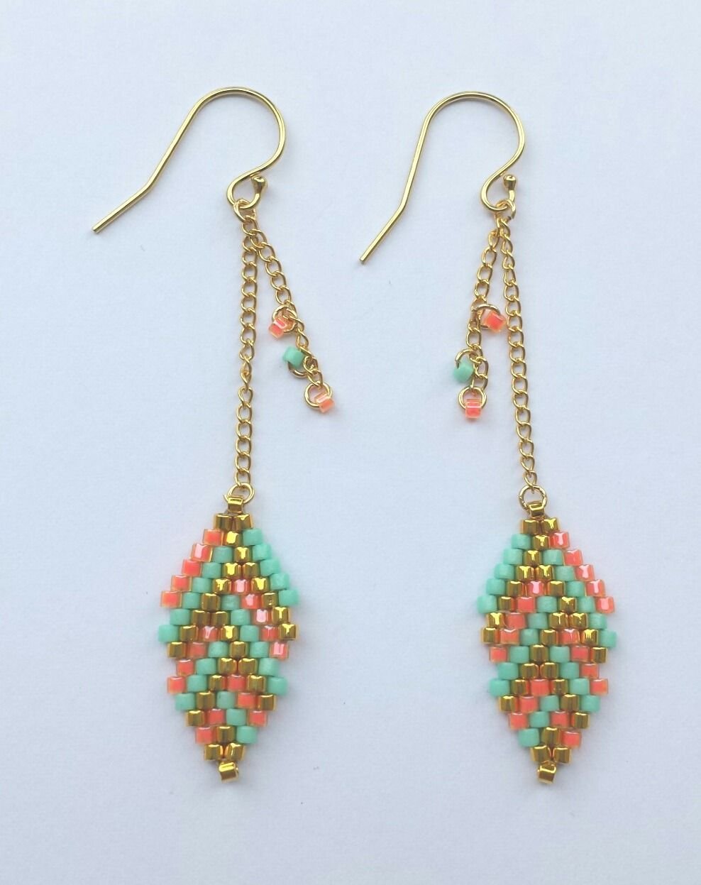 Розовые серьги из бисера