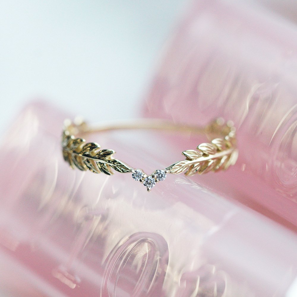Золотое кольцо с листочками