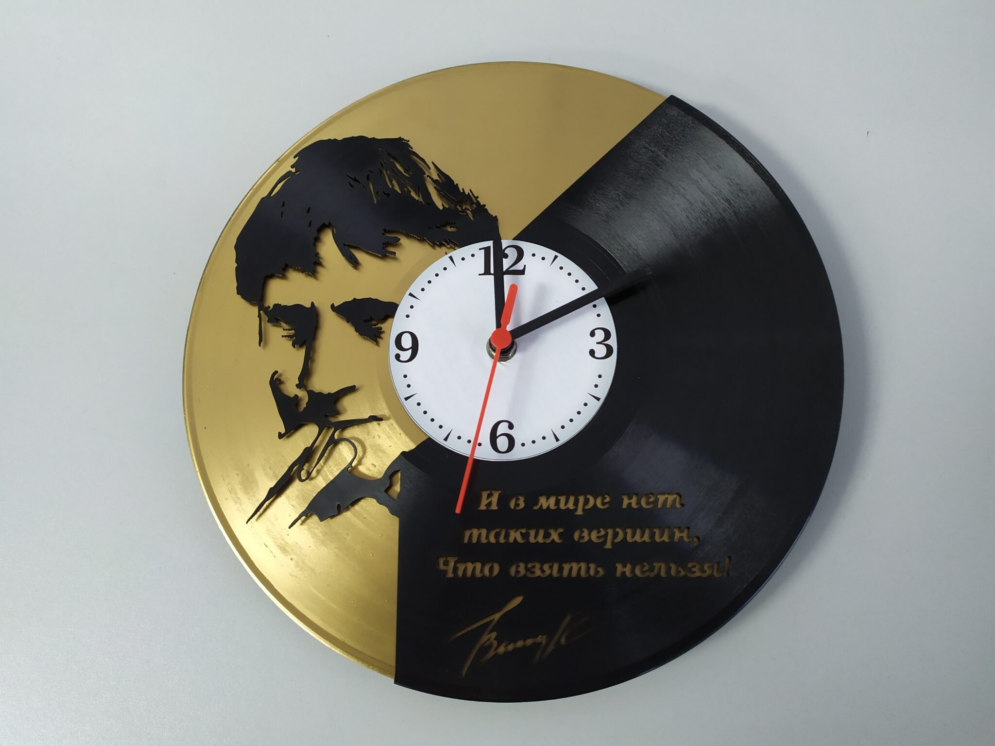 Включи альбом на часах. Виниловая пластинка Vladimir Vysotsky. Часы из виниловых пластинок. Часы виниловая пластинка.