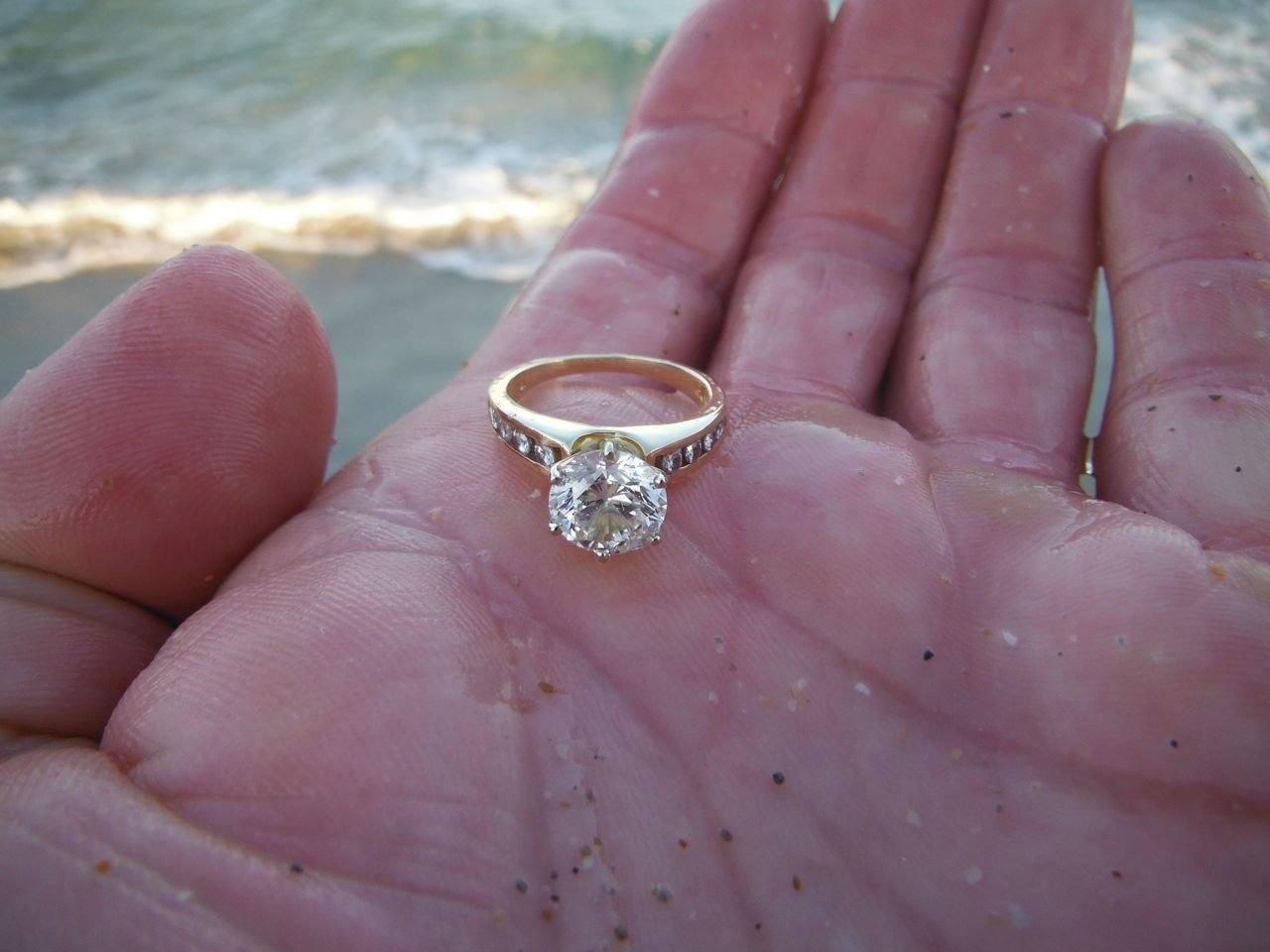 Кольцо находка. Кольцо море. Выброшенные кольца. Кольцо со дна моря. Утеряно кольцо.