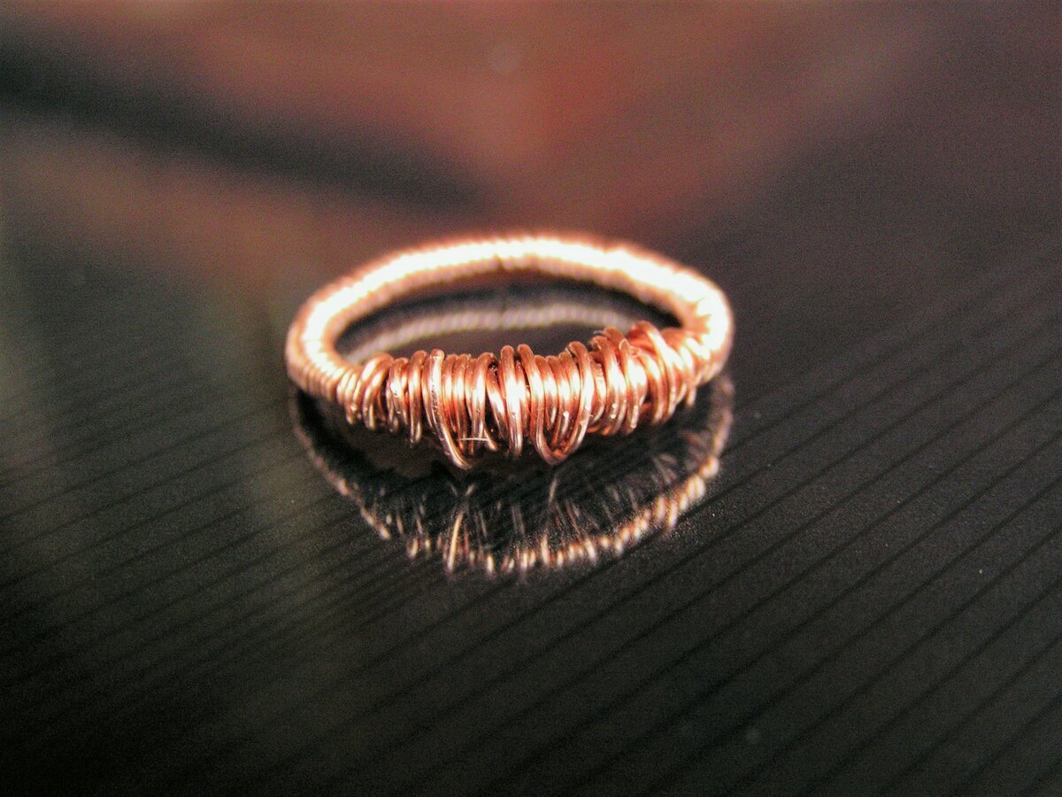 Легкое проволочное кольцо. Кольцо из проволоки. Обручальное кольцо из проволоки. Красивые кольца из проволоки. Кольцо из алюминиевой проволоки.