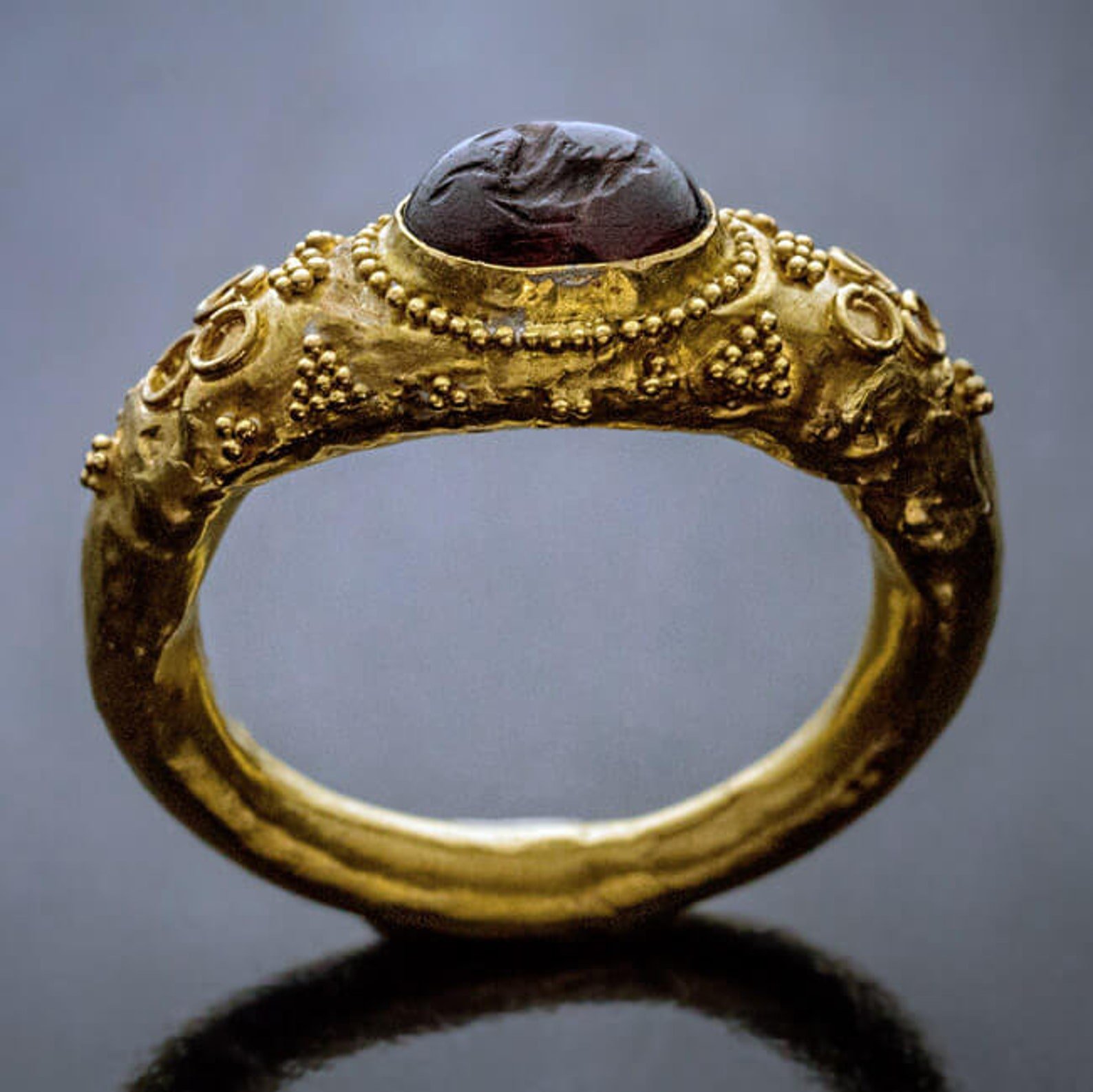 древние кольца фото