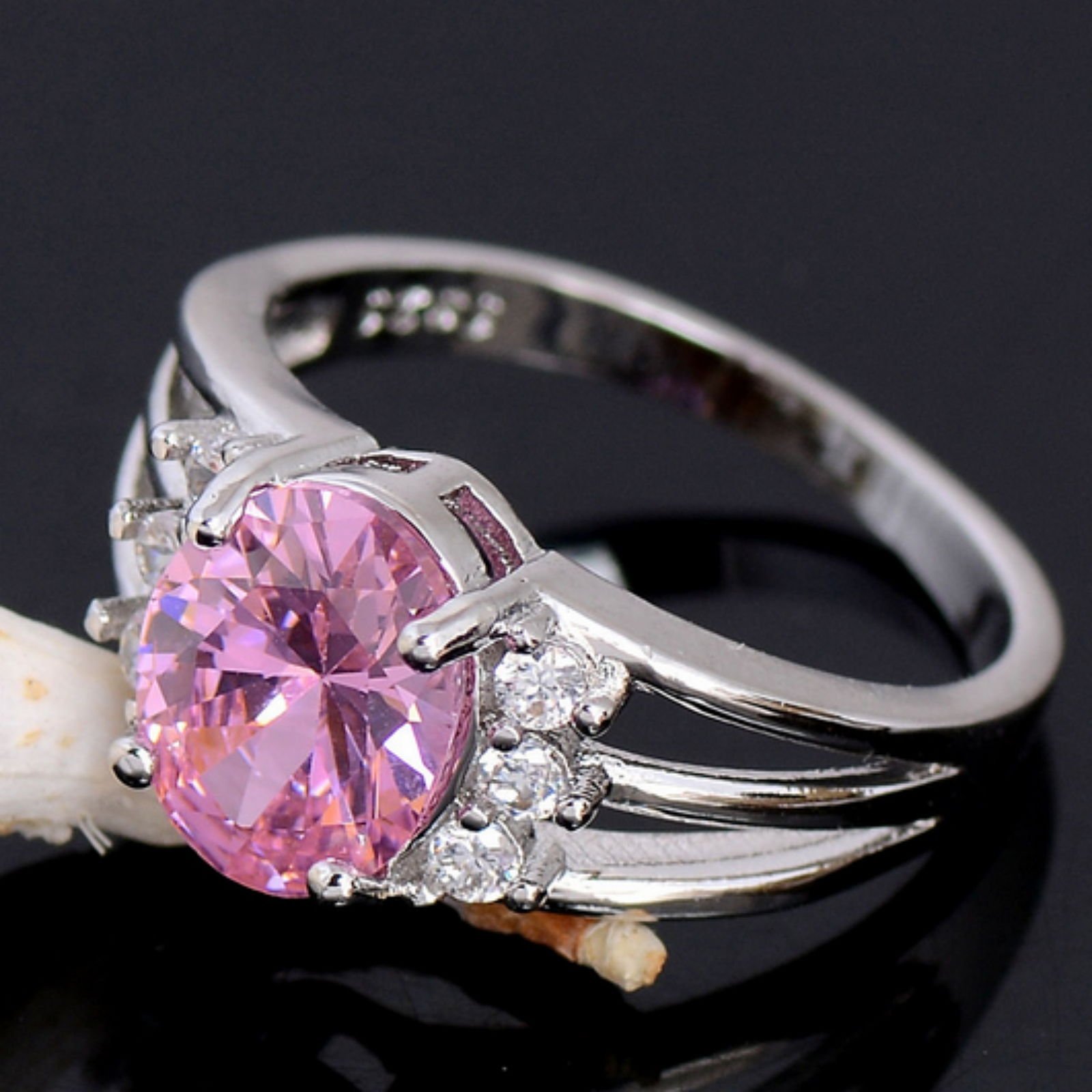Кольцо серебро розовый. Кольцо с розовым камнем. Серебряное кольцо с розовым камнем. Перстень с розовым камнем. Кольцо с большим розовым камнем.
