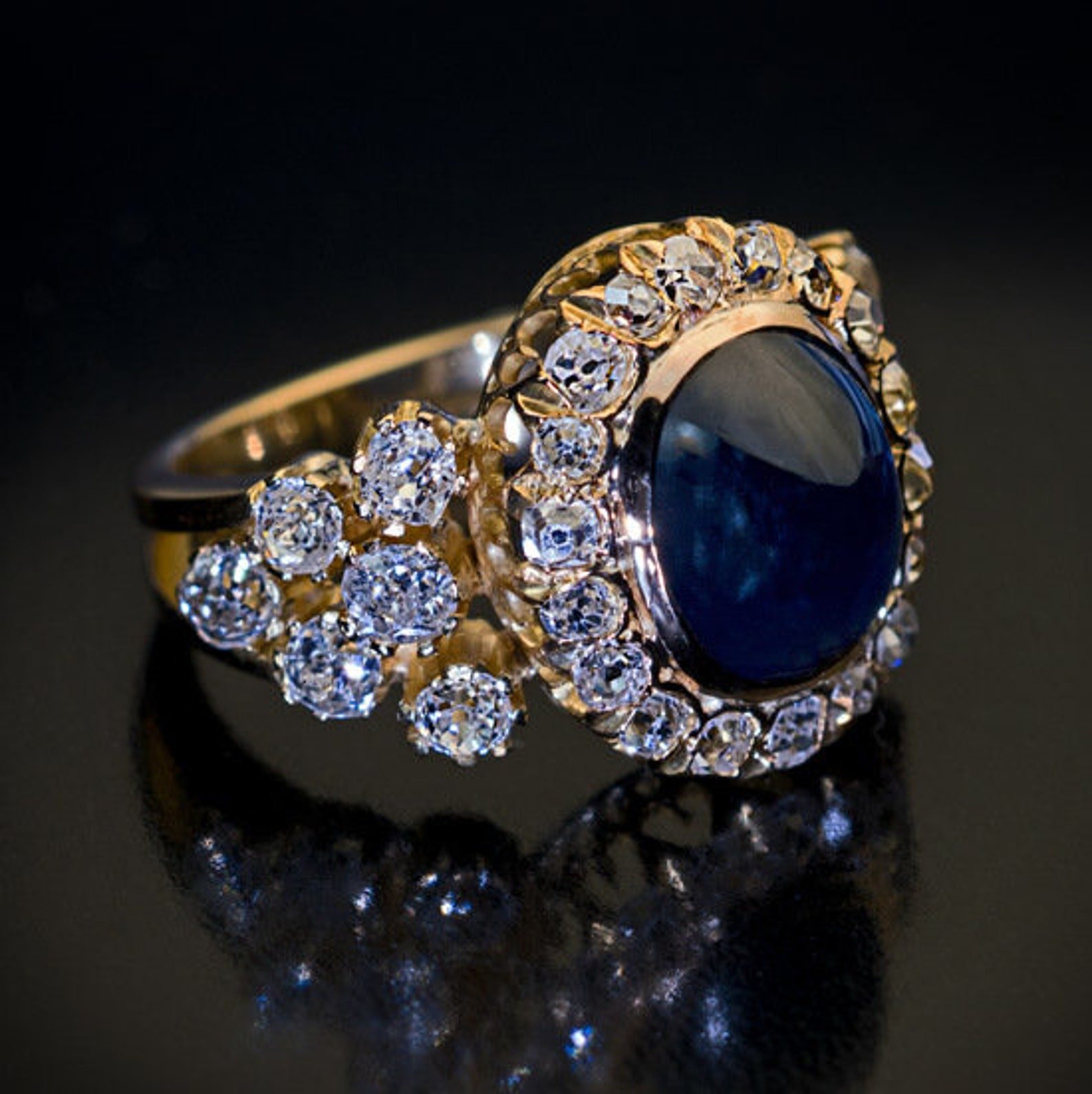 Кольцо с самоцветами. Кольцо Faberge 18 карат. Золотое кольцо Фаберже. Винтажное золотое кольцо 750 бриллианты сапфир. Кольцо с сапфирами и бриллиантами от Faberge.