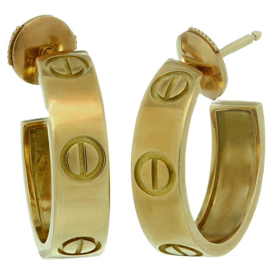 Серьги Love Cartier на девушке
