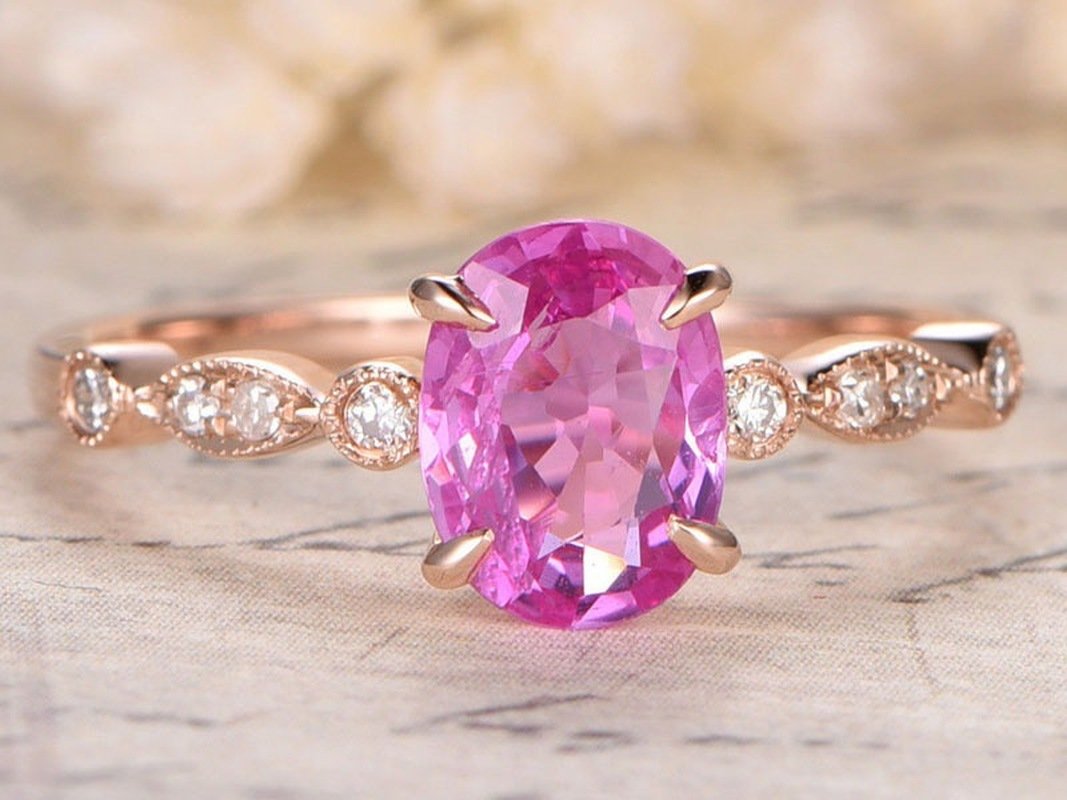Серебряное кольцо с розовым камнем