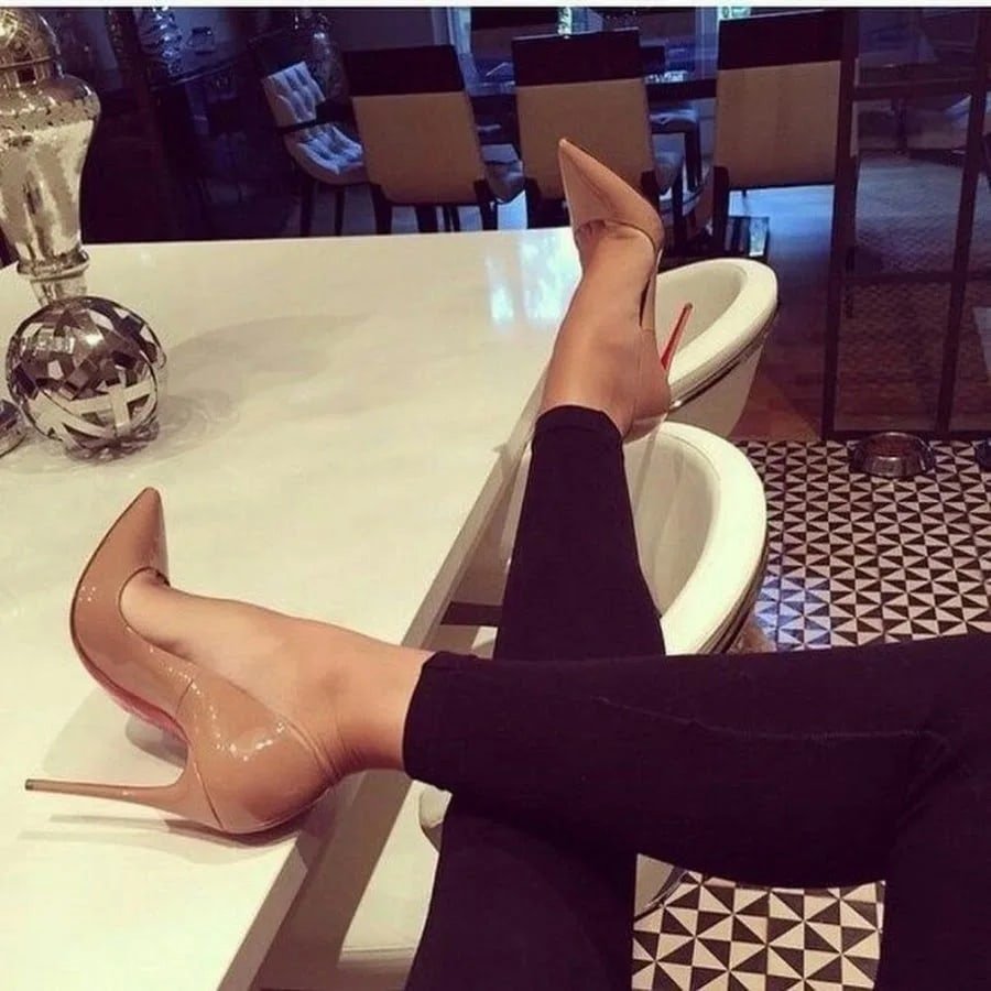 Селфи ног в туфлях на шпильке