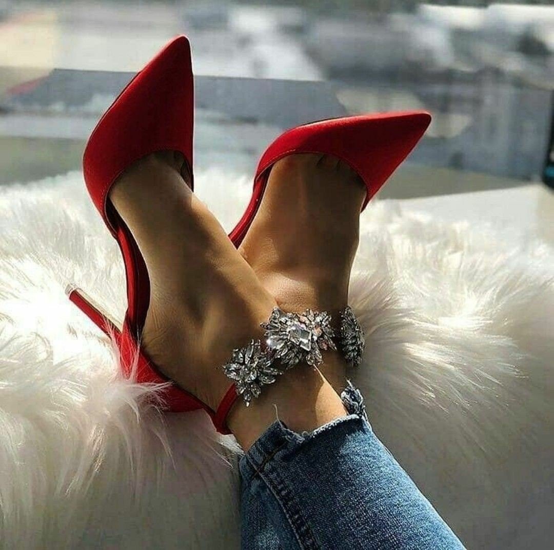 Красивые женские ноги в туфлях