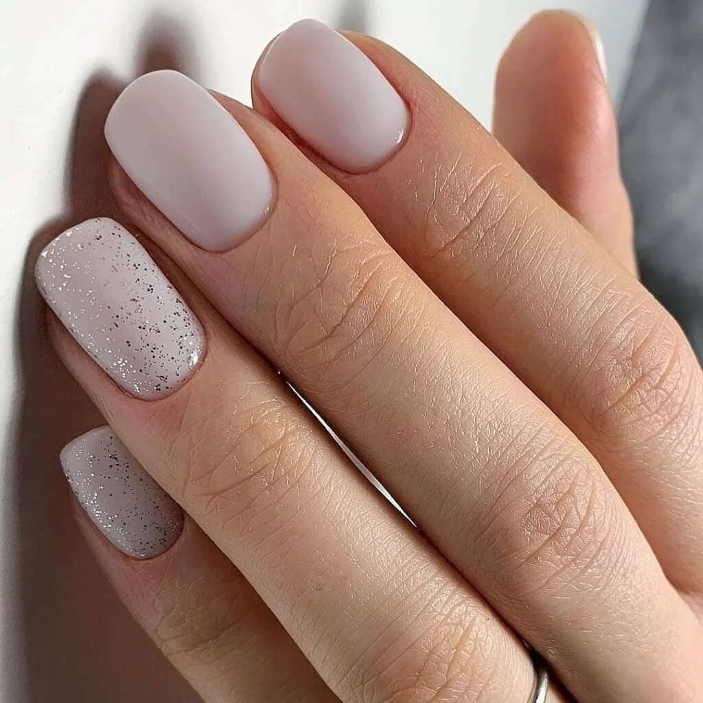 Светлые ногти миндаль короткие