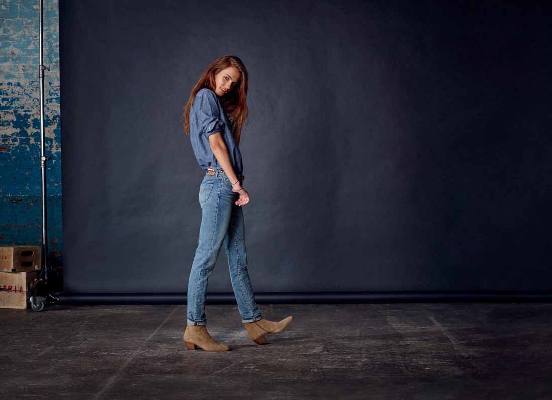 Снятые джинсы. Реклама джинсов Levis. Джинсы на фоне стены. Levis девушка. Модные джинсы HD.