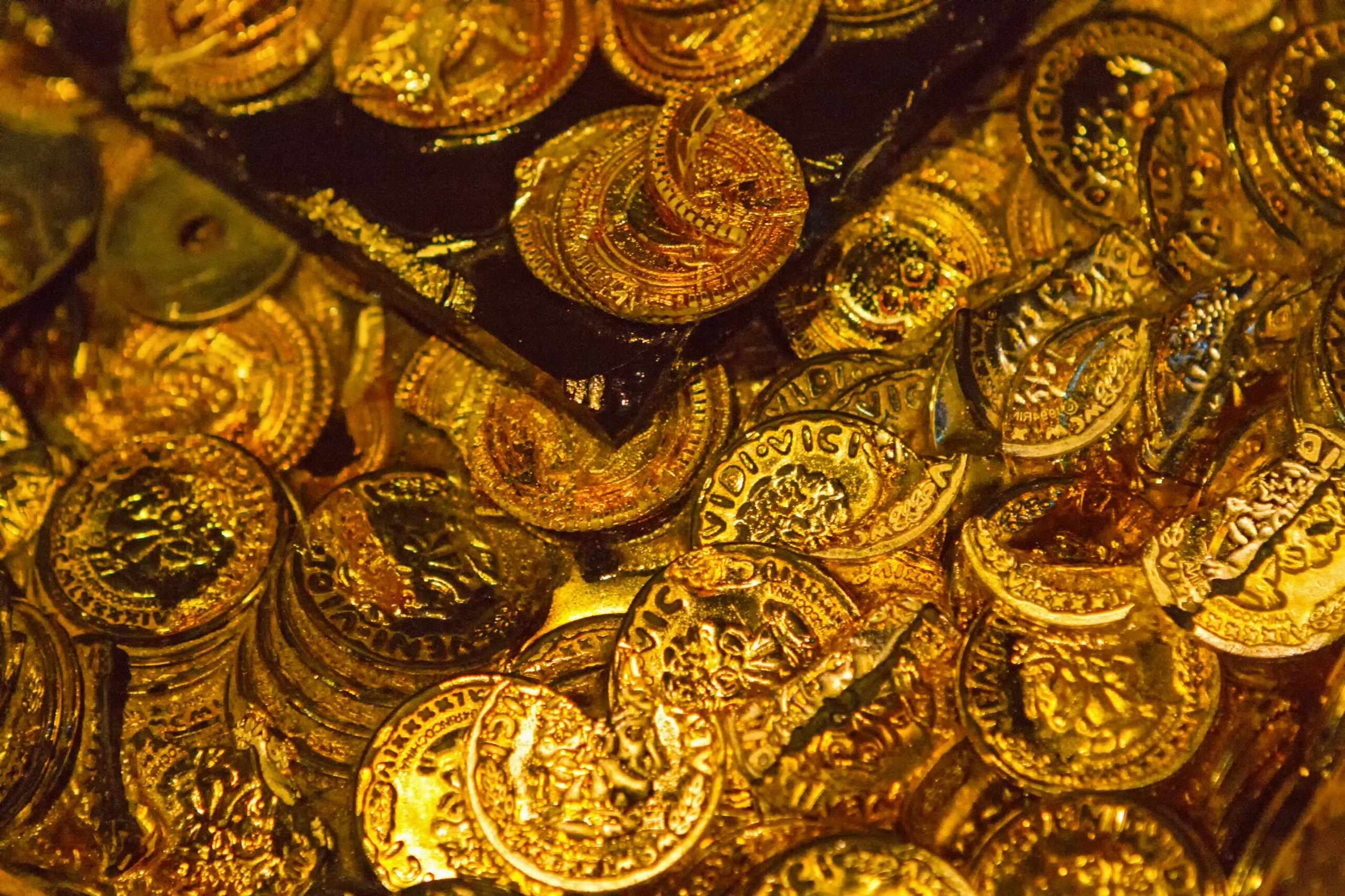 Золотая дремотная азия. Золотые монеты клад пираты. Пиратское золото. Золотые монеты живопись. Сундук с золотом.