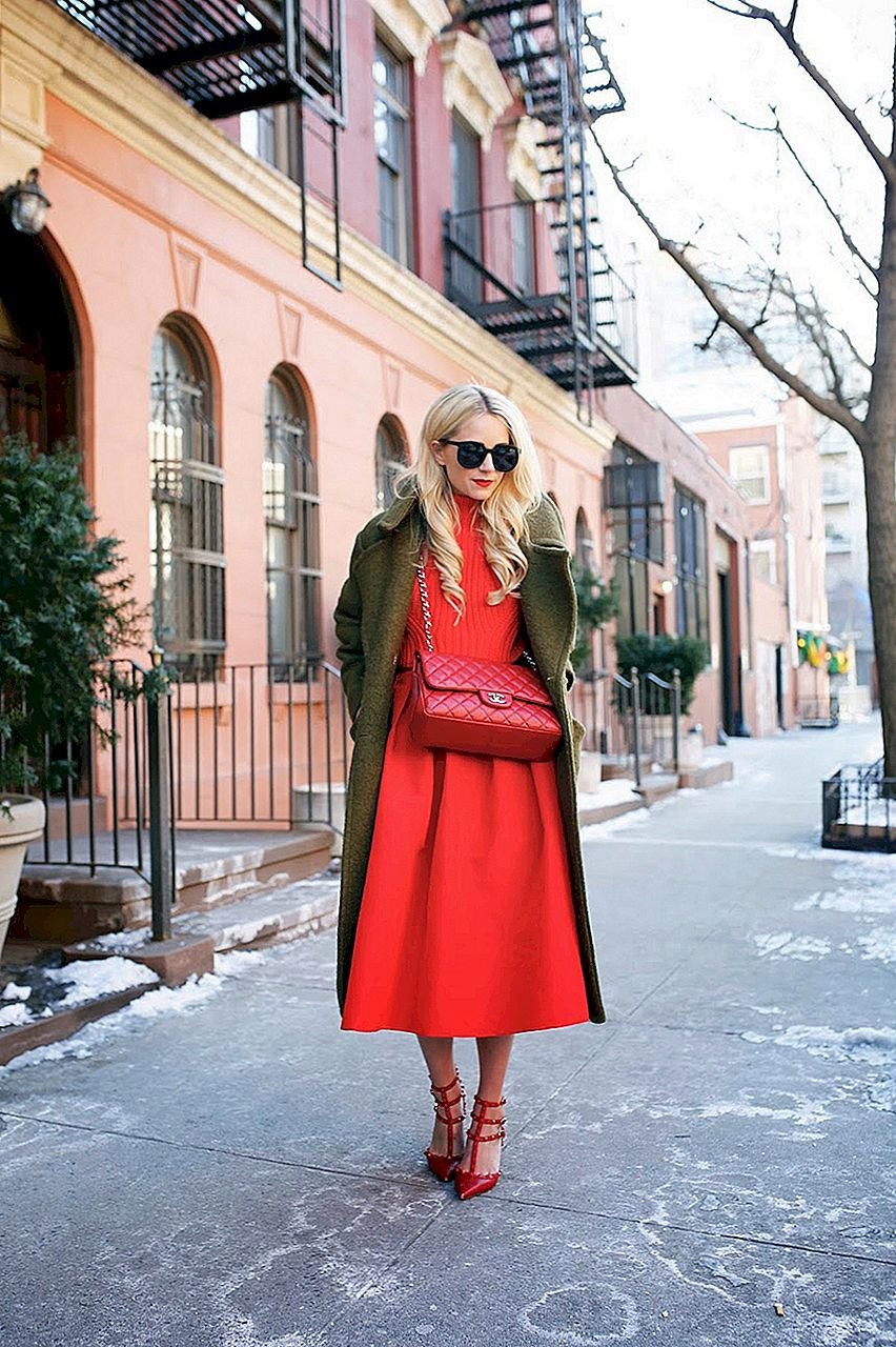 Красное платье с пальто