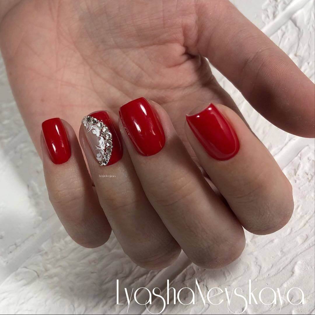 Классический красный маникюр