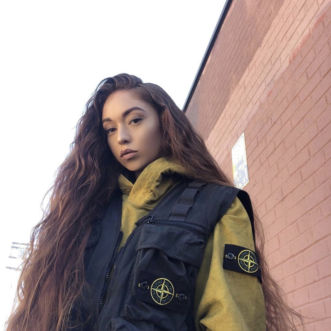 Сильный стон женщины. Stone Island девушки. Девушка в стон Айленд. Популярные женские СТОНЫ. Девушка в стон исланде.