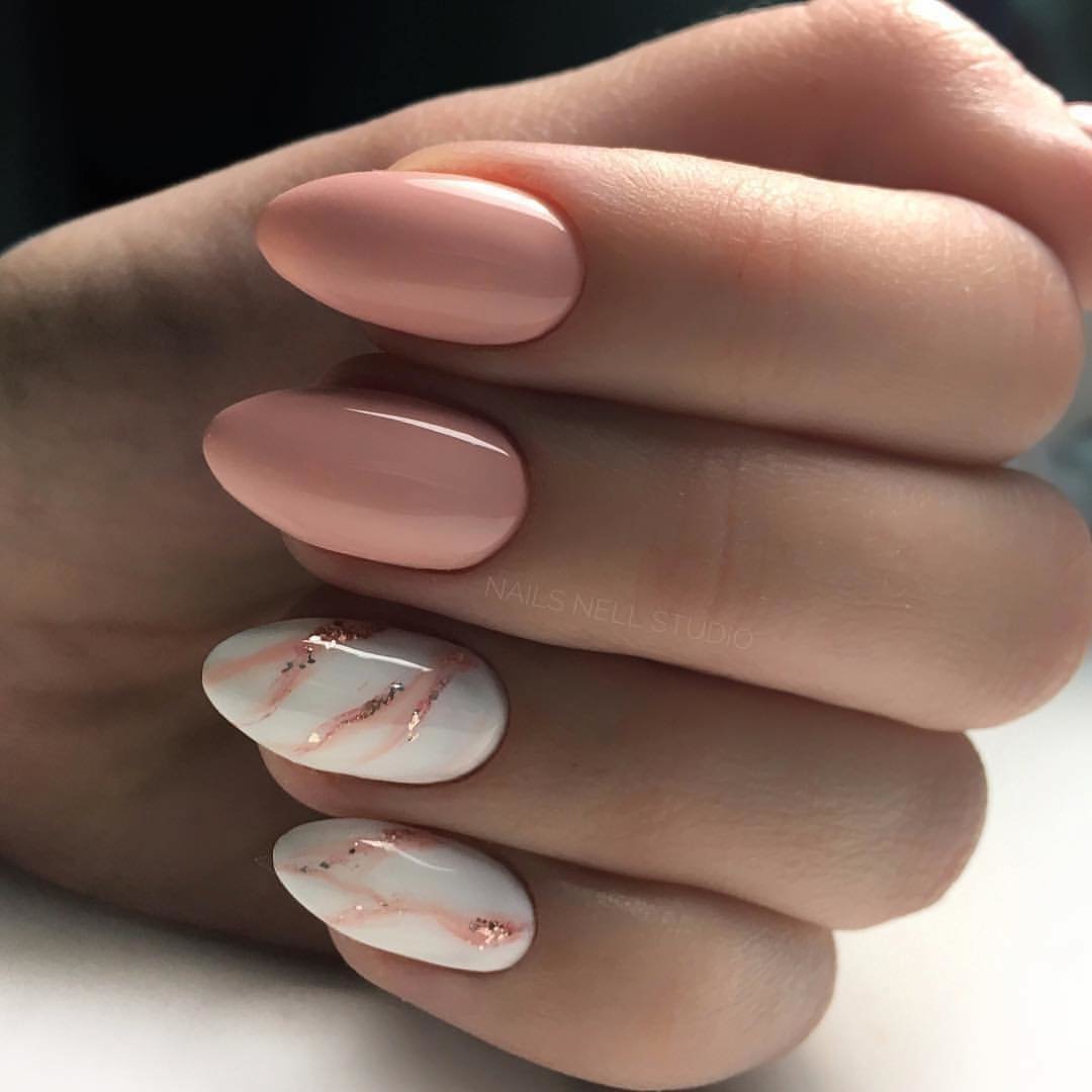 Розовые мраморные ногти