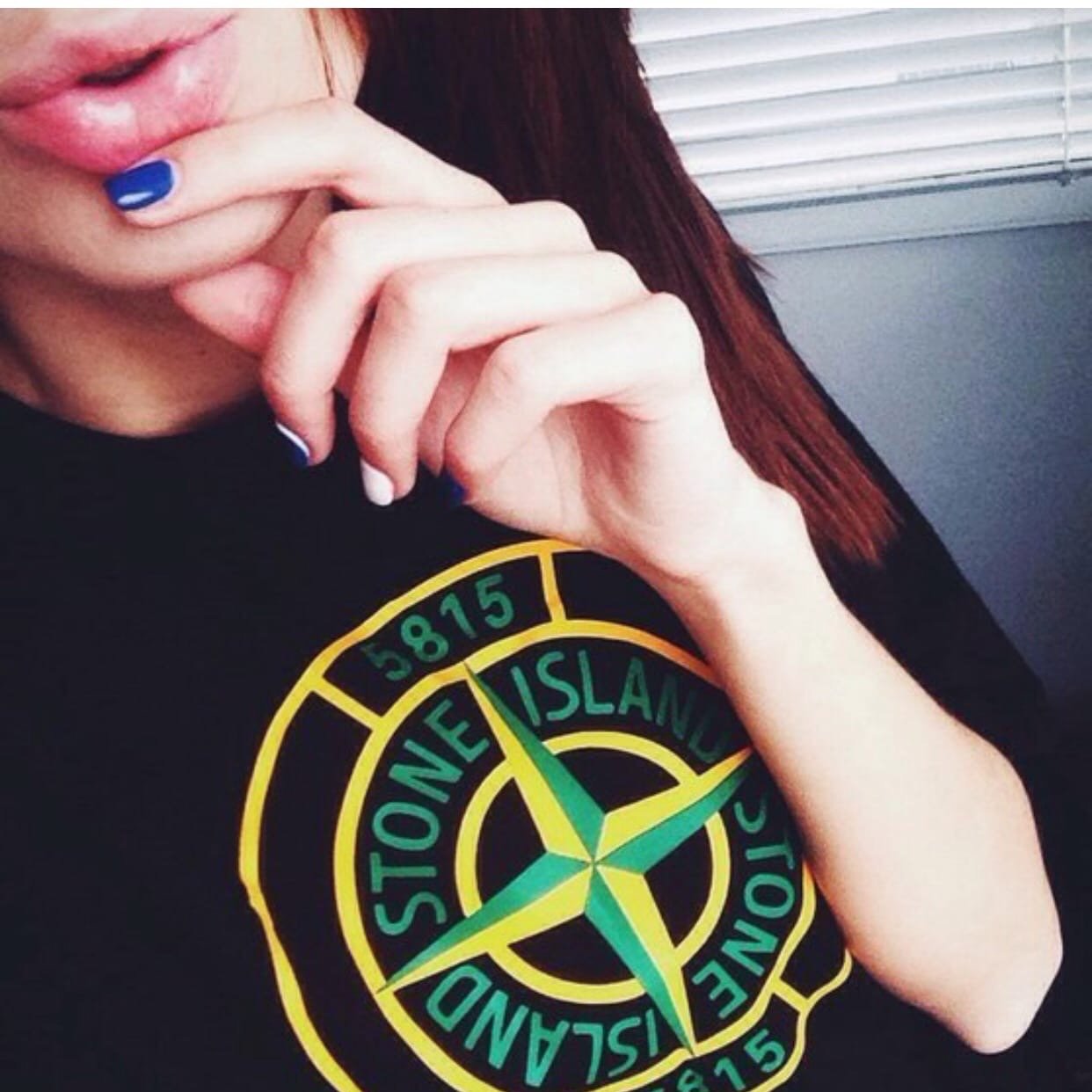 Девушка в Stone Island обои