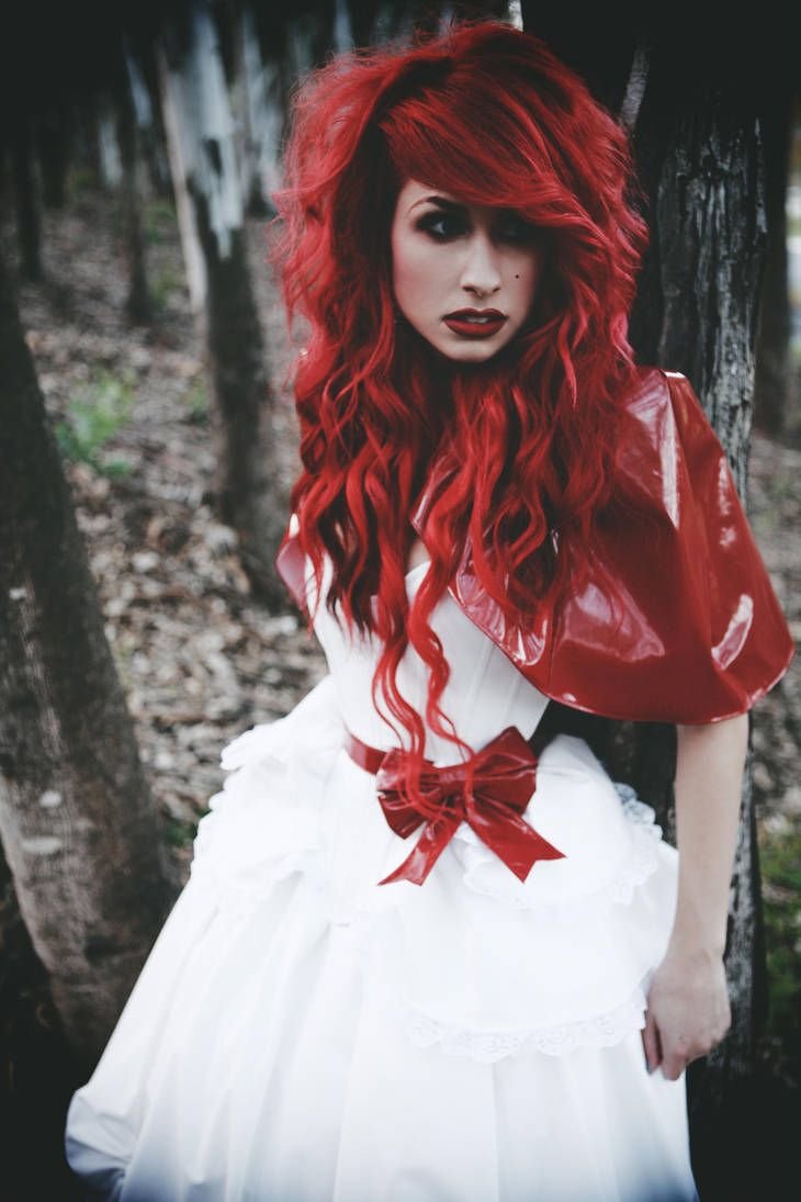 Красные волосы и красная одежда
