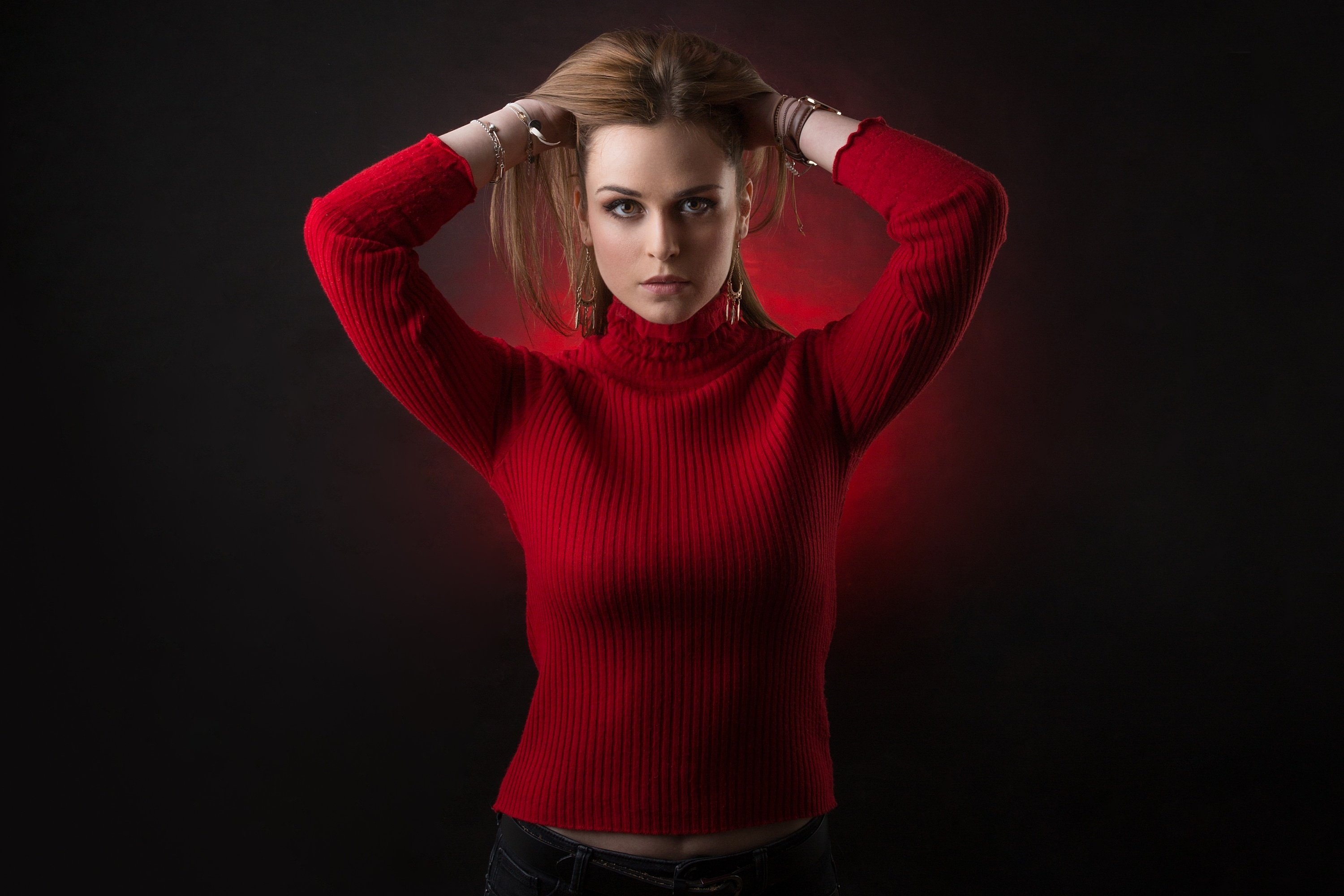 Girl in red. Девушка в водолазке. Девушка в свитере. Девушка в кофточке. Девушка в красной кофте.