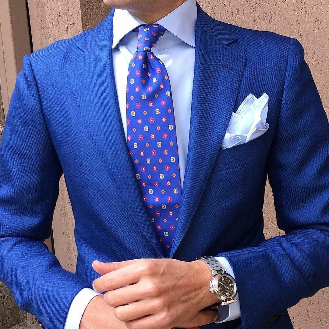 Цвет рубашки к синему костюму