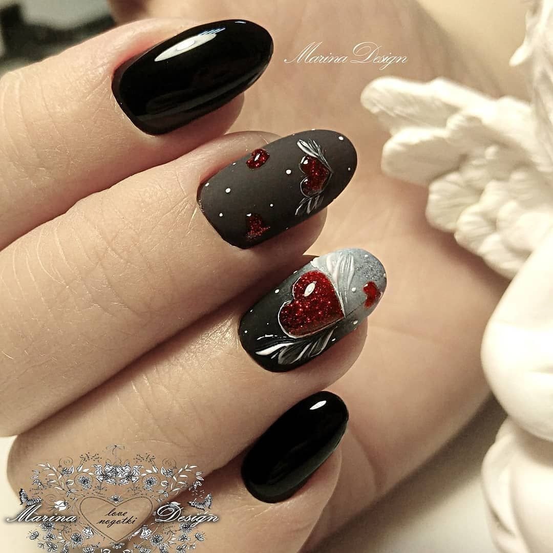 Красный маникюр с черным сердечком