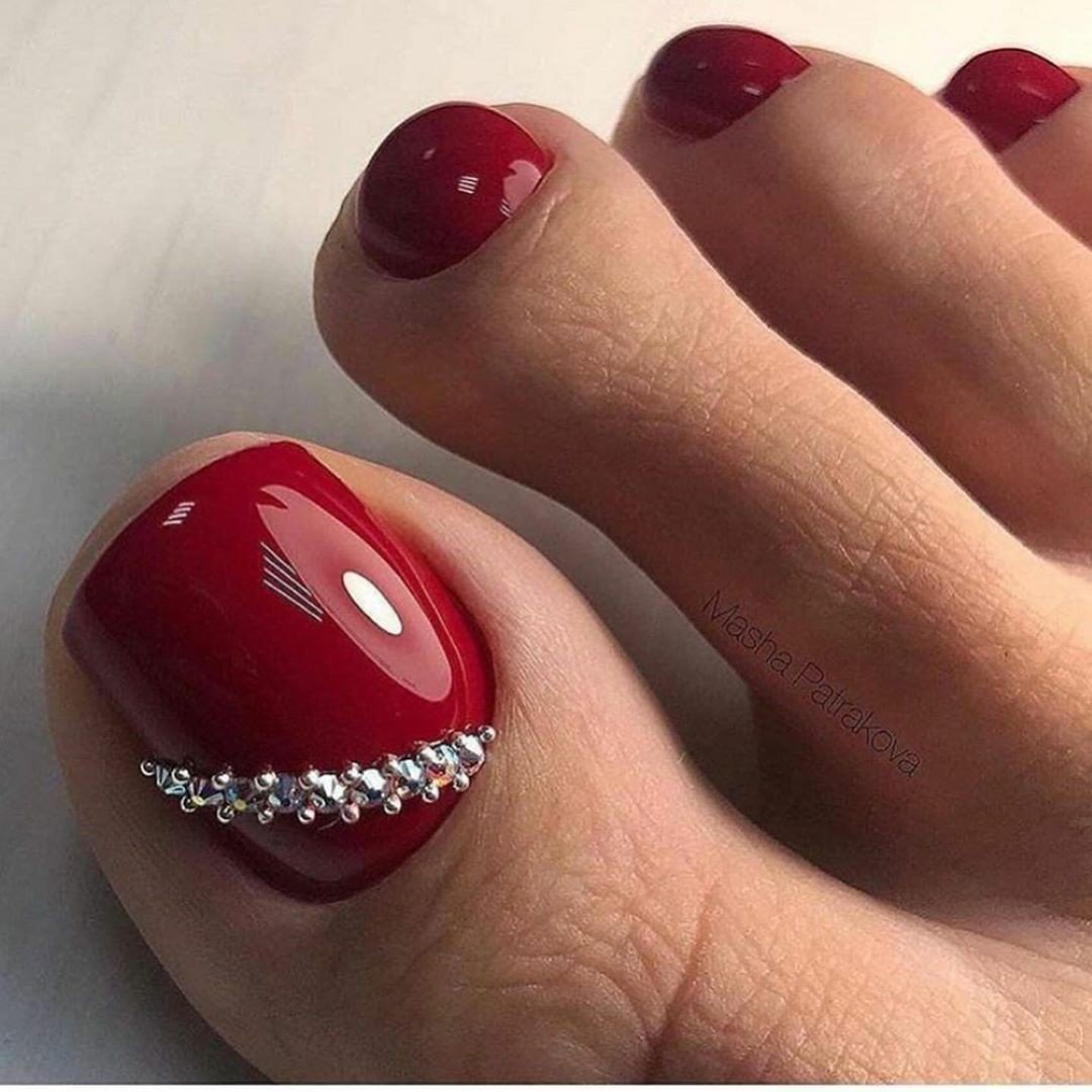 Педикюр вишня