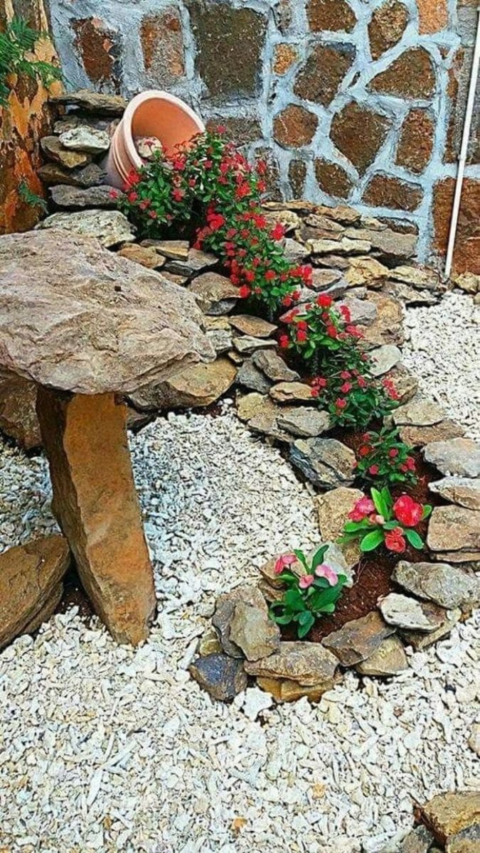 Украсить клумбу камнями